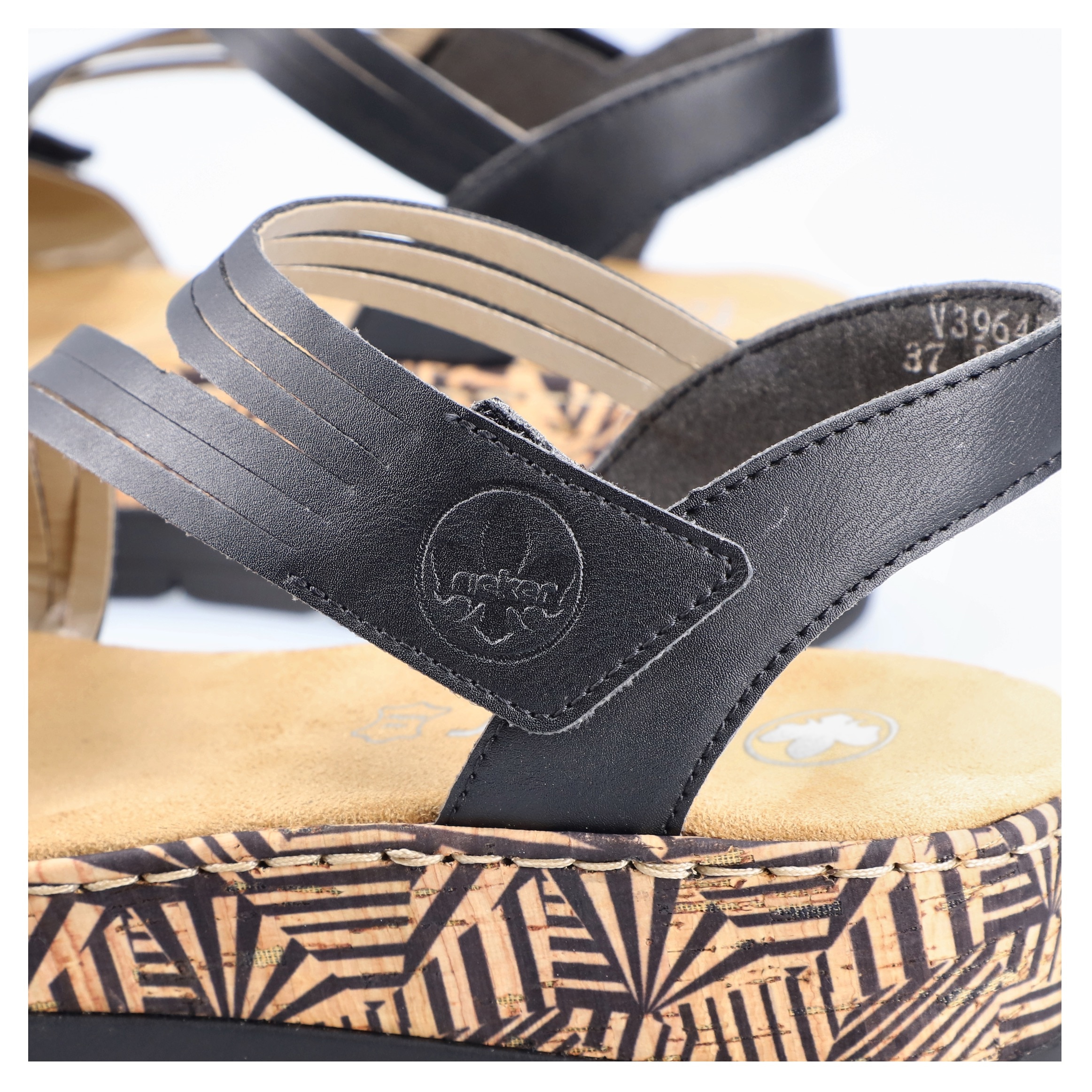 Rieker Keilsandalette  , Sommerschuh, Sandale, Keilabsatz, mit gemusterter Plateausohle