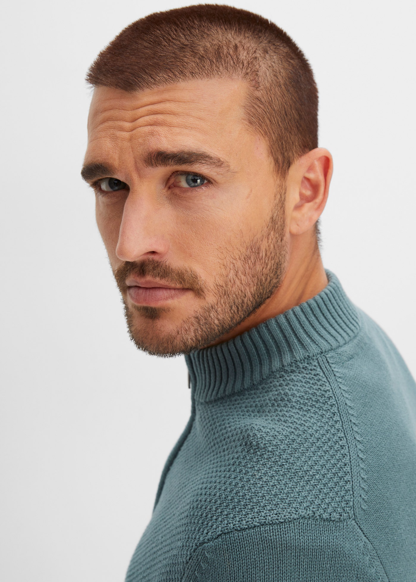 bonprix Veste en tricot »Feinstrickjacke aus reiner Baumwolle« Regular fit, Feinstrick, mit Stehkragen, aus Baumwolle