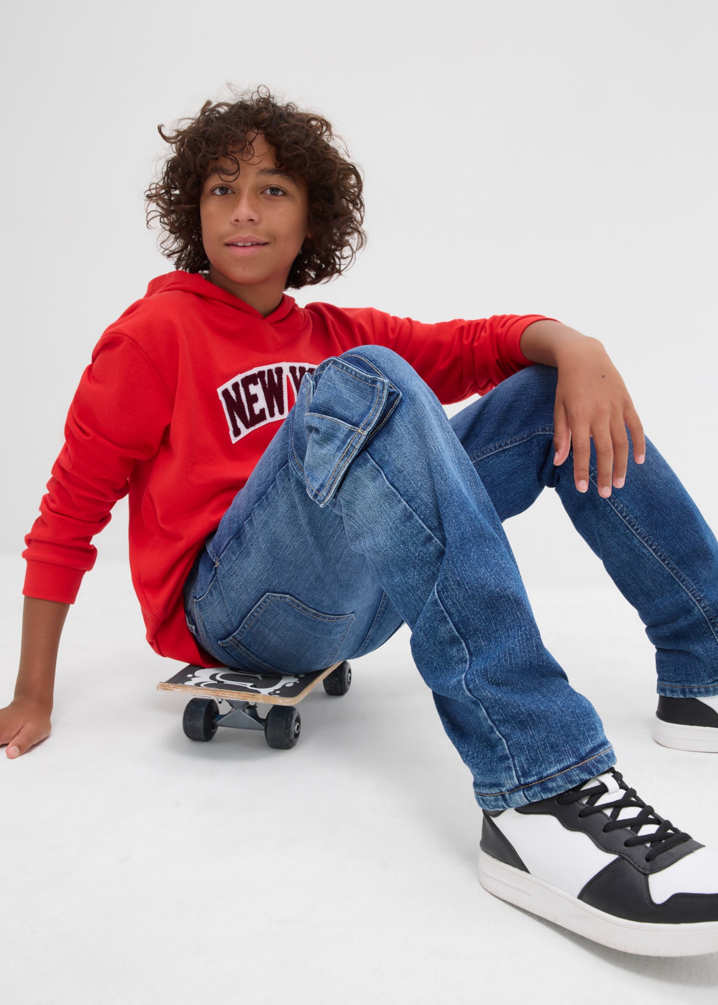 bonprix Jeans loose fit avec design cargo, en coton, polyester et élasthanne