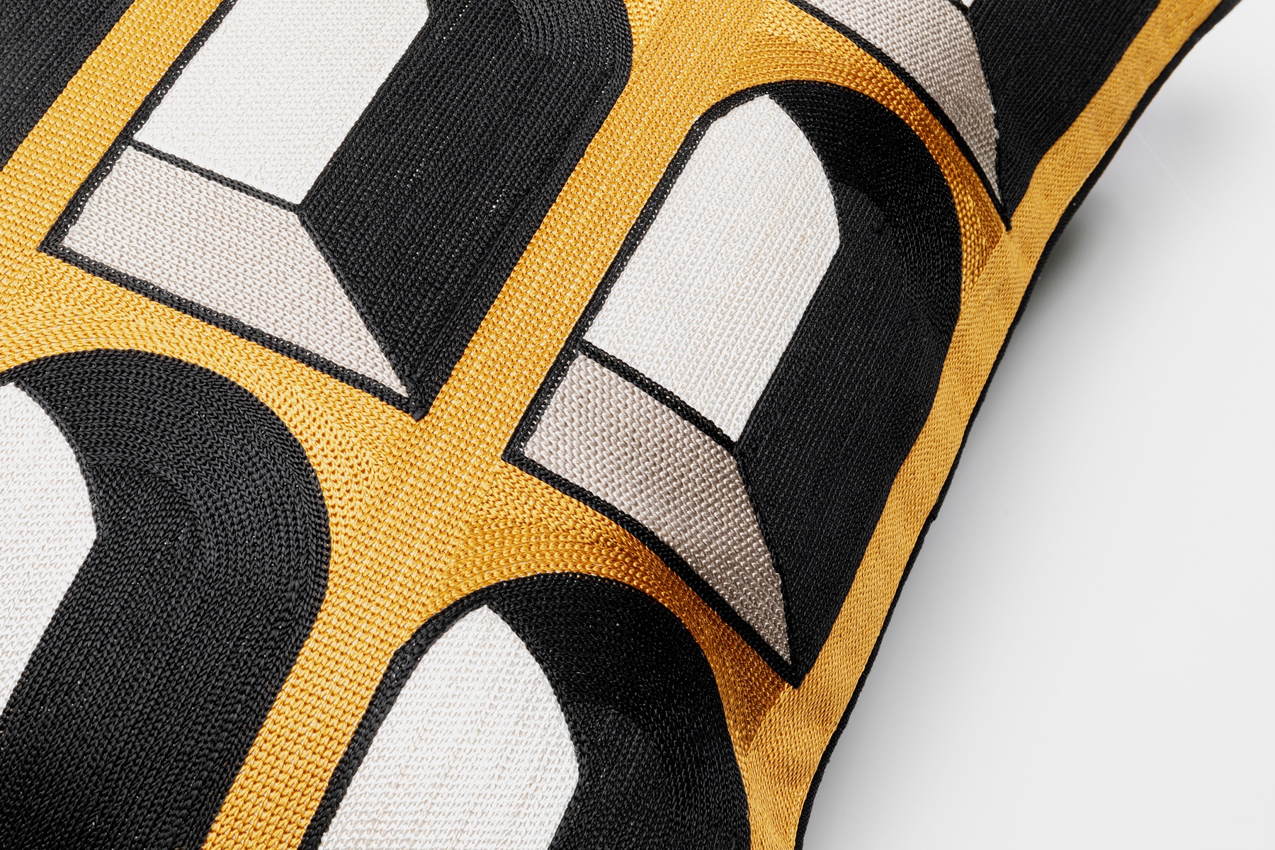 Kare Design Coussin décoratif »Coloseo, Kissenhülle mit Füllung, 50x50 cm« stützt Kopf und Nacken angenehm und sorgt für erholsamen Schlaf