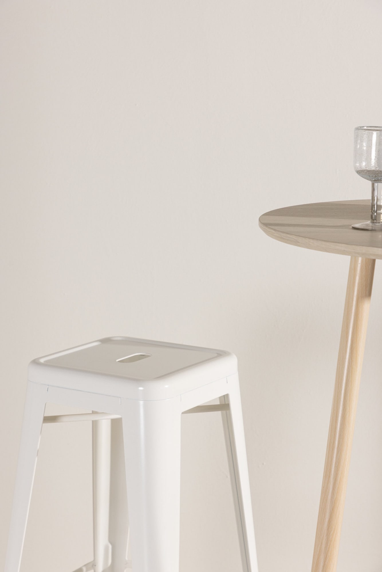 Venture Home Tabouret de bar »Tempe, schlanker Barhocker in Beige, hohe Sitzfläche, 136 kg« Tabouret de bar, cadre en acier, repose-pieds, pieds évasés, simple