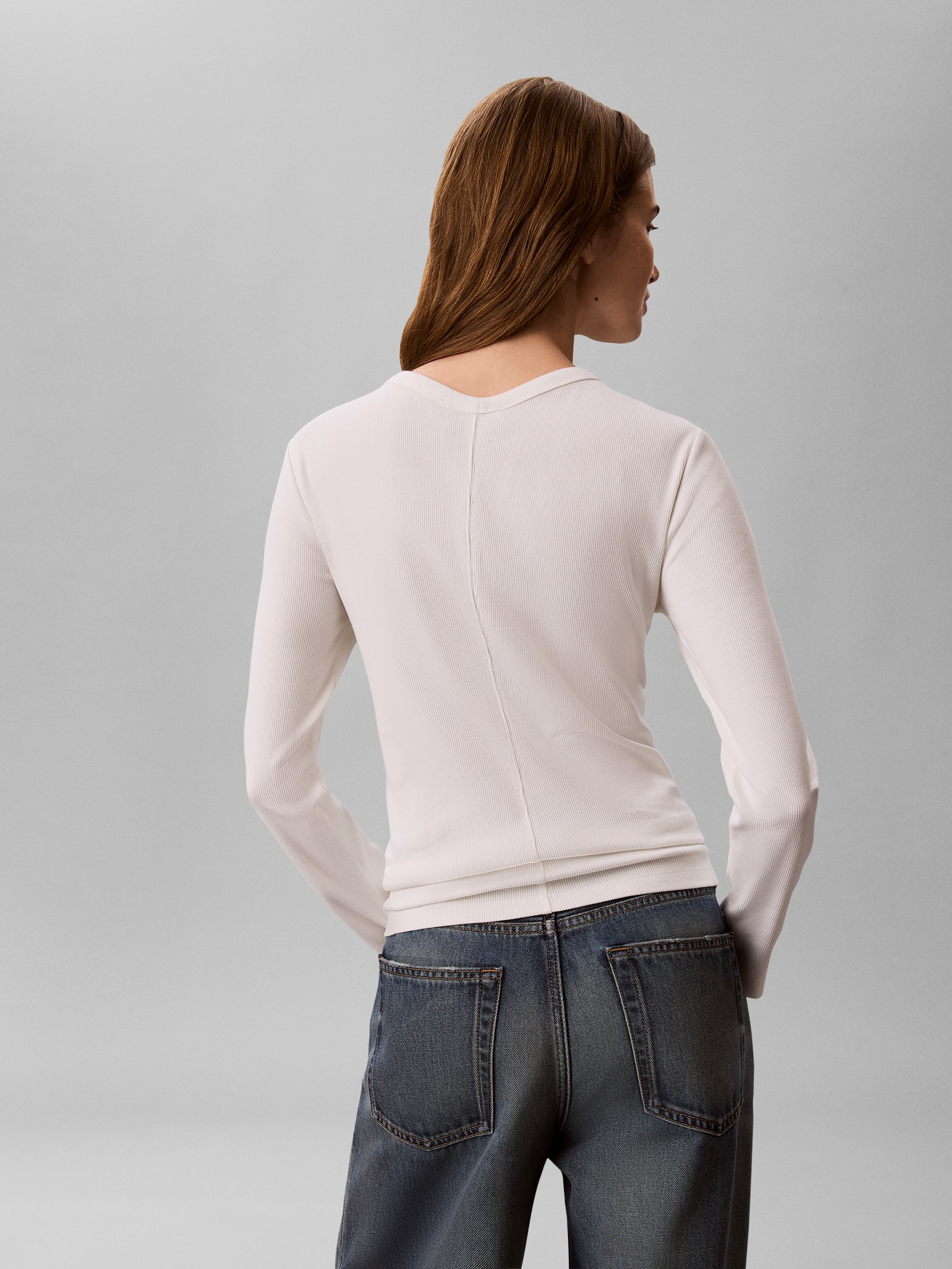 Calvin Klein T-shirt à manches longues »WOVEN LABEL BABY RIB BUTTON« Coupe ajustée avec encolure en V