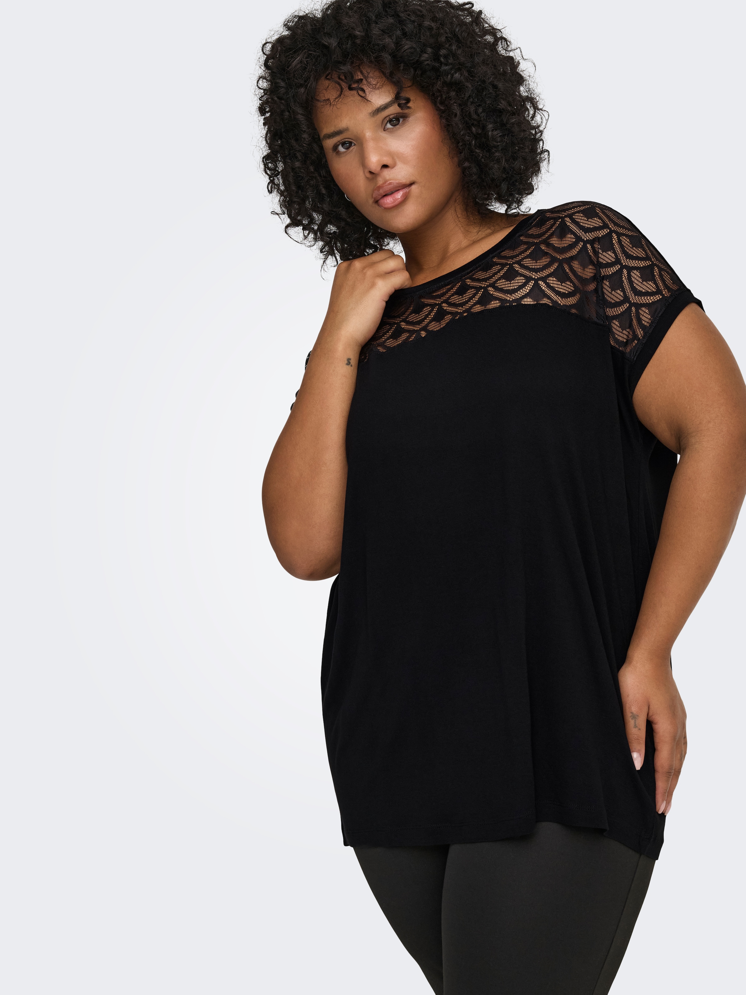 ONLY CARMAKOMA T-shirt long »CARFLAKE« devant en aspect dentelle