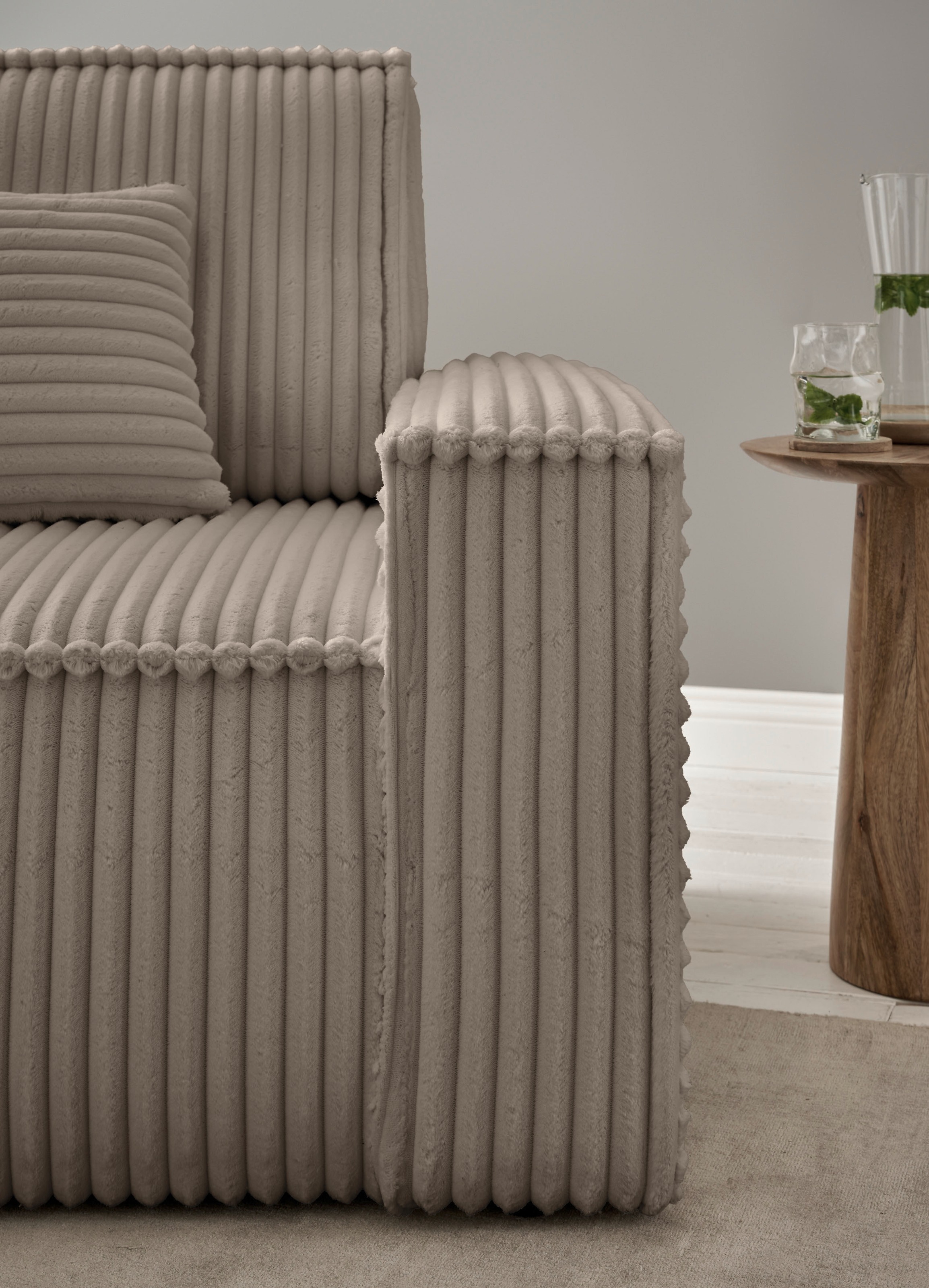 andas Loveseat »FINNLEY, XXL-Sessel, Lesesessel, trendige Stoffe, inkl. Zierkissen« 1 Stk. tlg. verfügbar in den Stoffqualitäten Bouclé, Struktur fein und Mega Cord