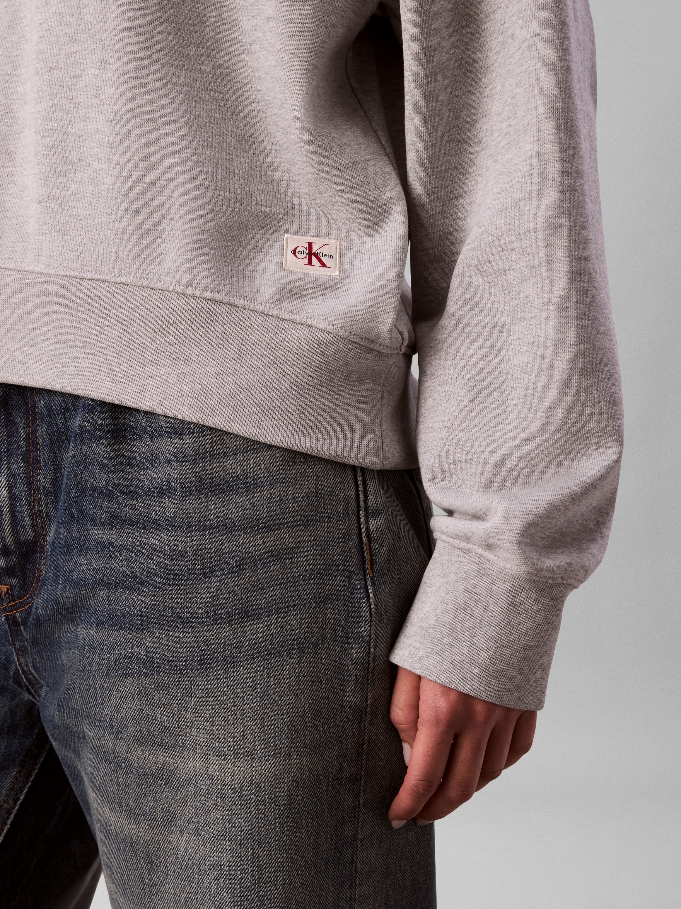 Calvin Klein Jeans Sweatshirt »LS TERRY WOVEN LABEL VNK SWEATSH«, Regular fit mit V-Ausschnitt
