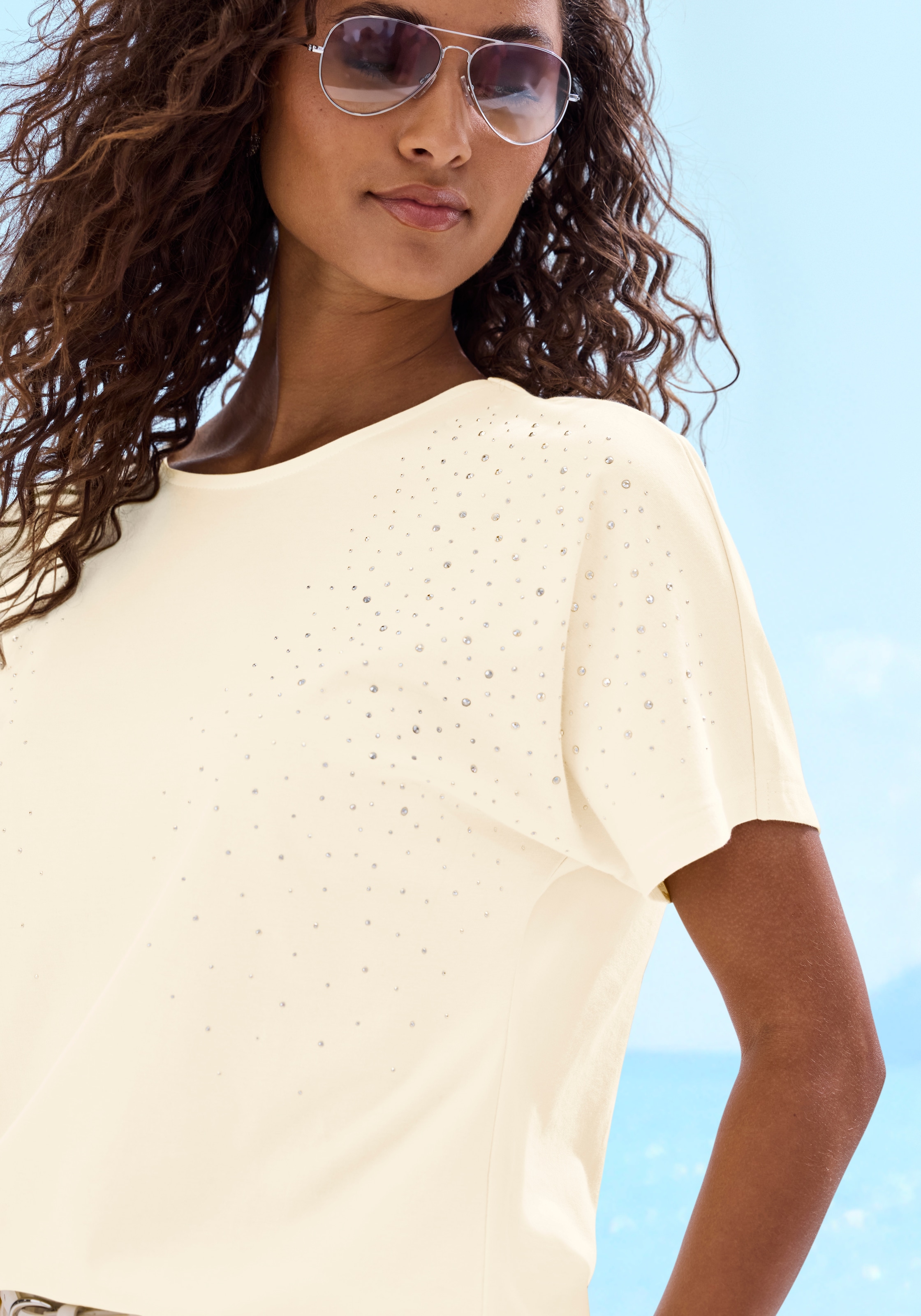 LASCANA T-shirt »mit Strasssteinen« aus angenehmer Baumwoll-Viskose-Qualität