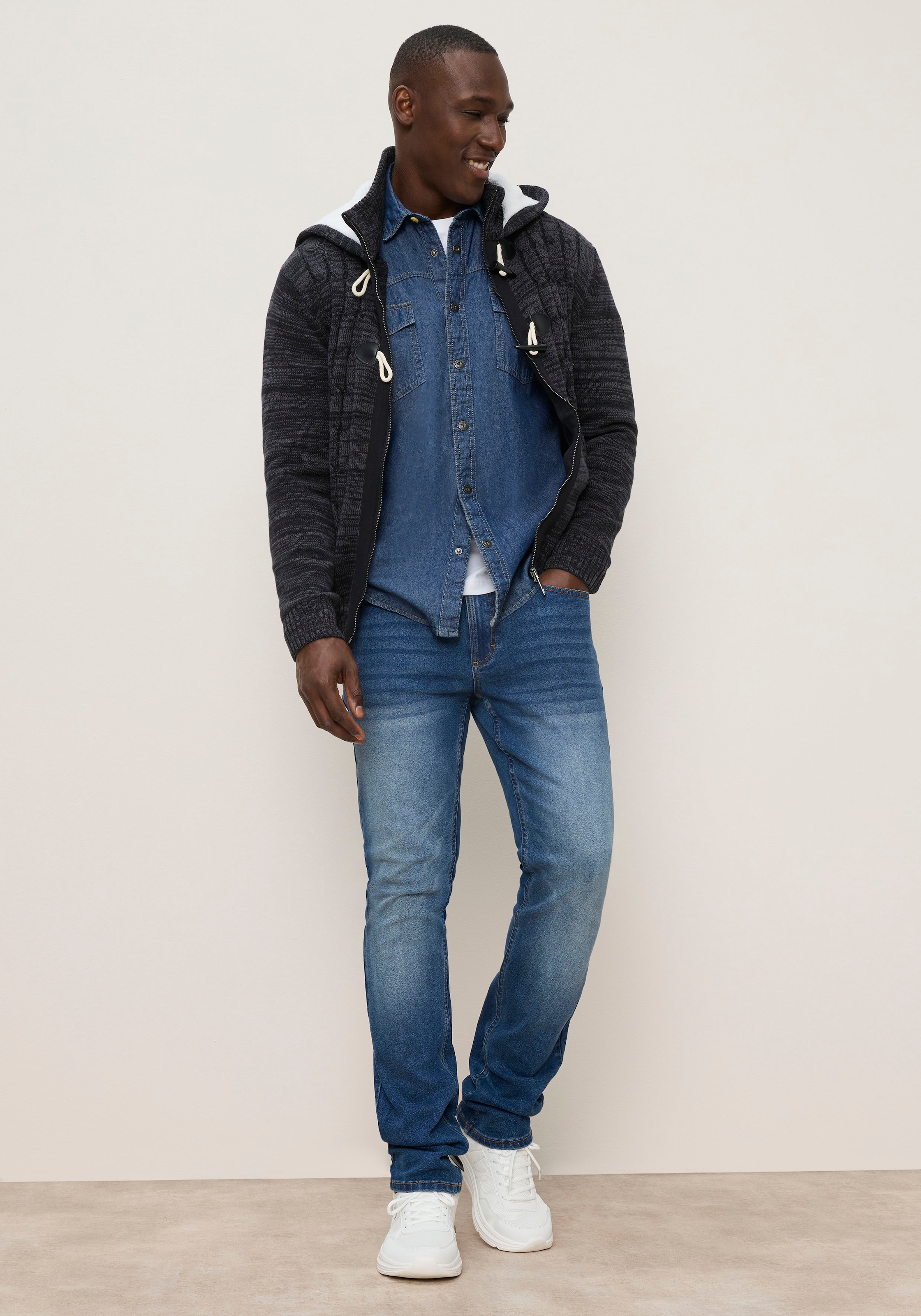 KangaROOS Kapuzenstrickjacke mit Reissverschluss und Knebelknopfverschluss, Regular Fit, Langarm