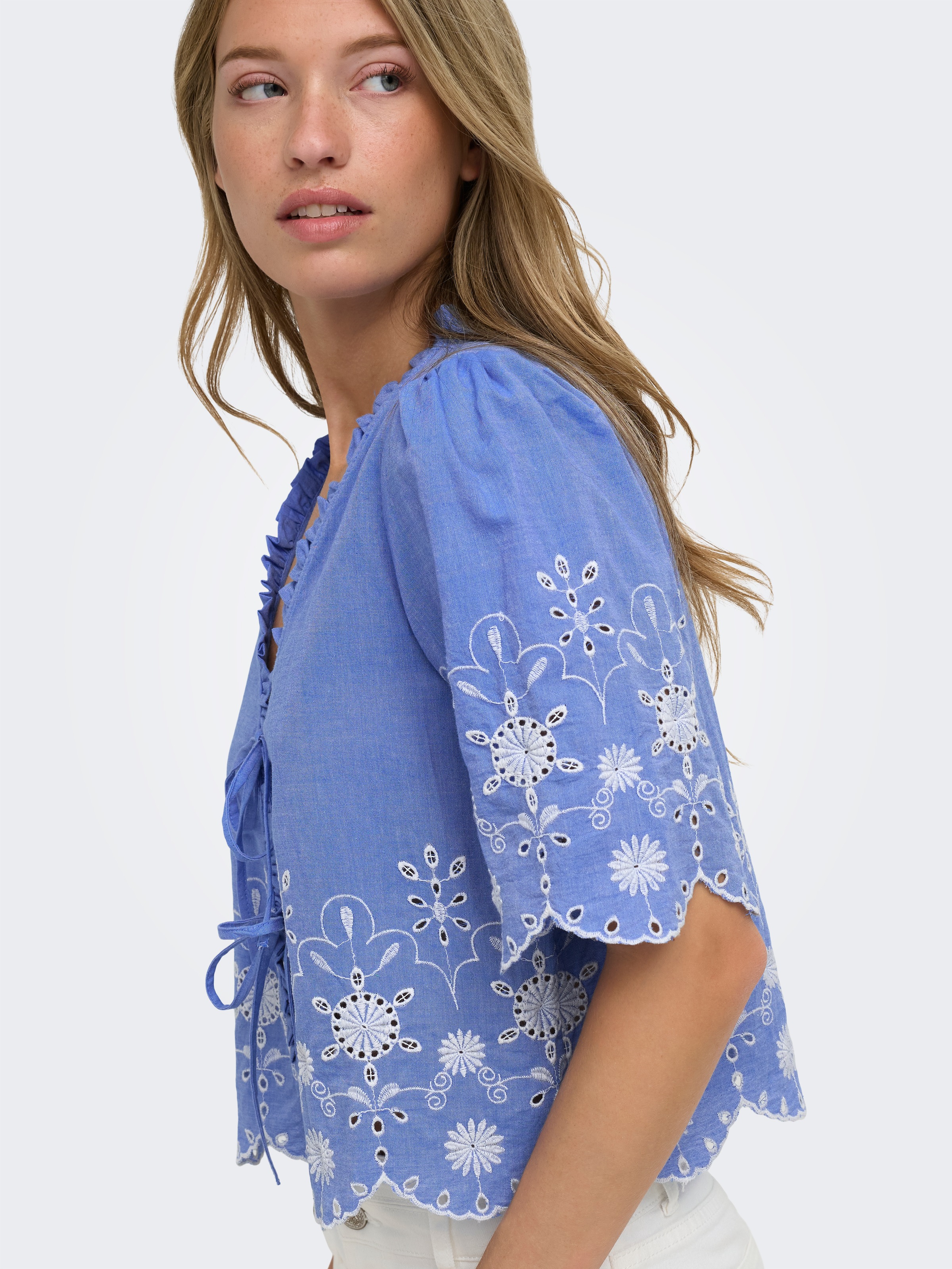 ONLY Blouse à manches courtes »ONLMIFFY S/S EMB TIE TOP NOOS WVN« coton, coupe régulière, col en V