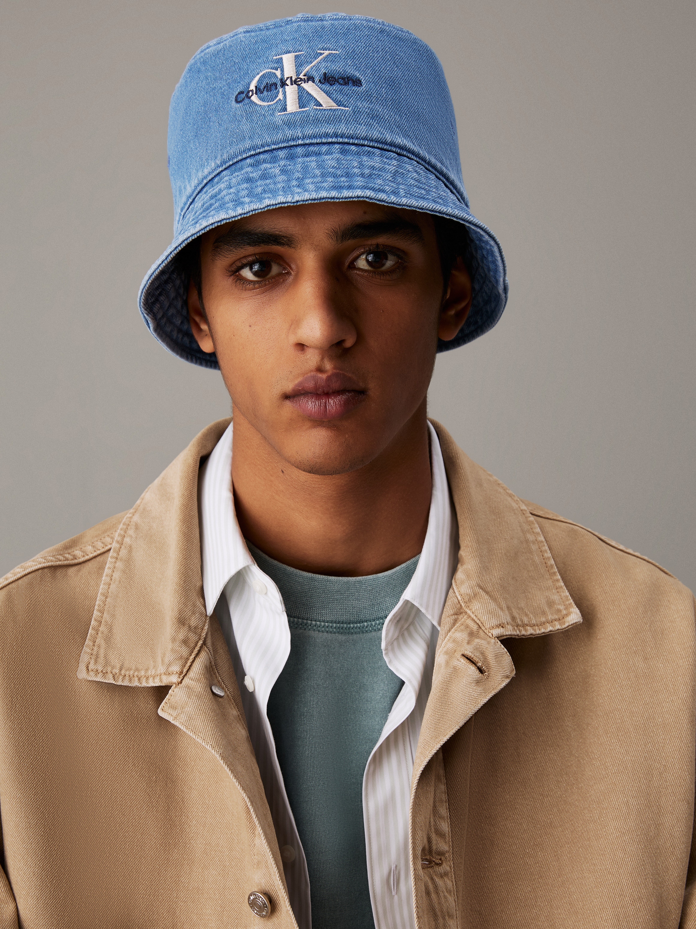Calvin Klein Chapeau de pêcheur »MONOLOGO EMBROIDERY DENIM BUCKET« Mit Markenlabel auf der Vorderseite