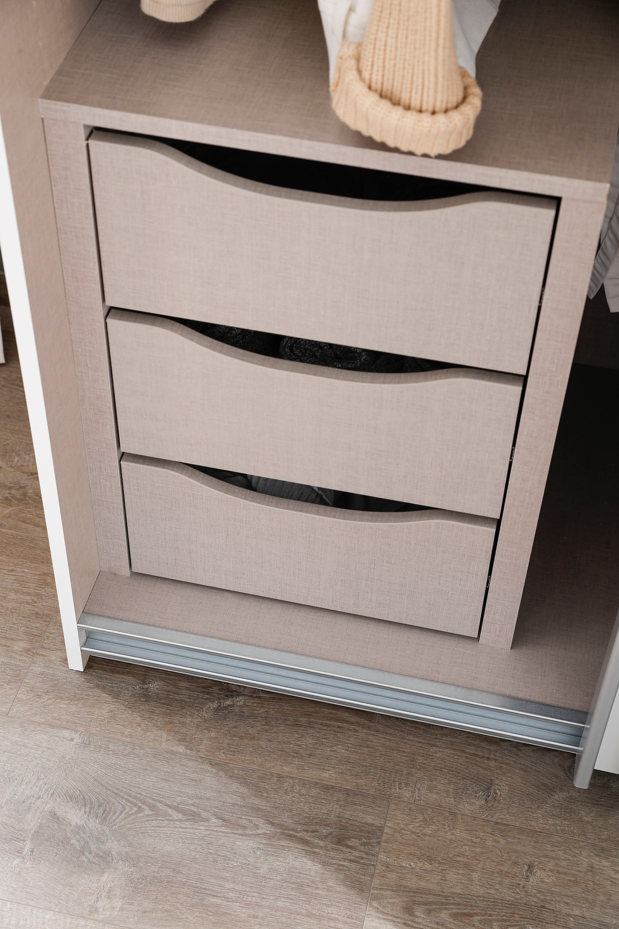 rauch Schwebetürenschrank »Schrank Garderobe Eckkleiderschrank QUADRA Front in Dekor/Hochglanz« Mass 181x187 cm, Höhen 210/229 cm, inkl. Soft-Close-Funktion,  extra grosser Eckschrank inkl. Schubladeneinsatz MADE IN GERMANY