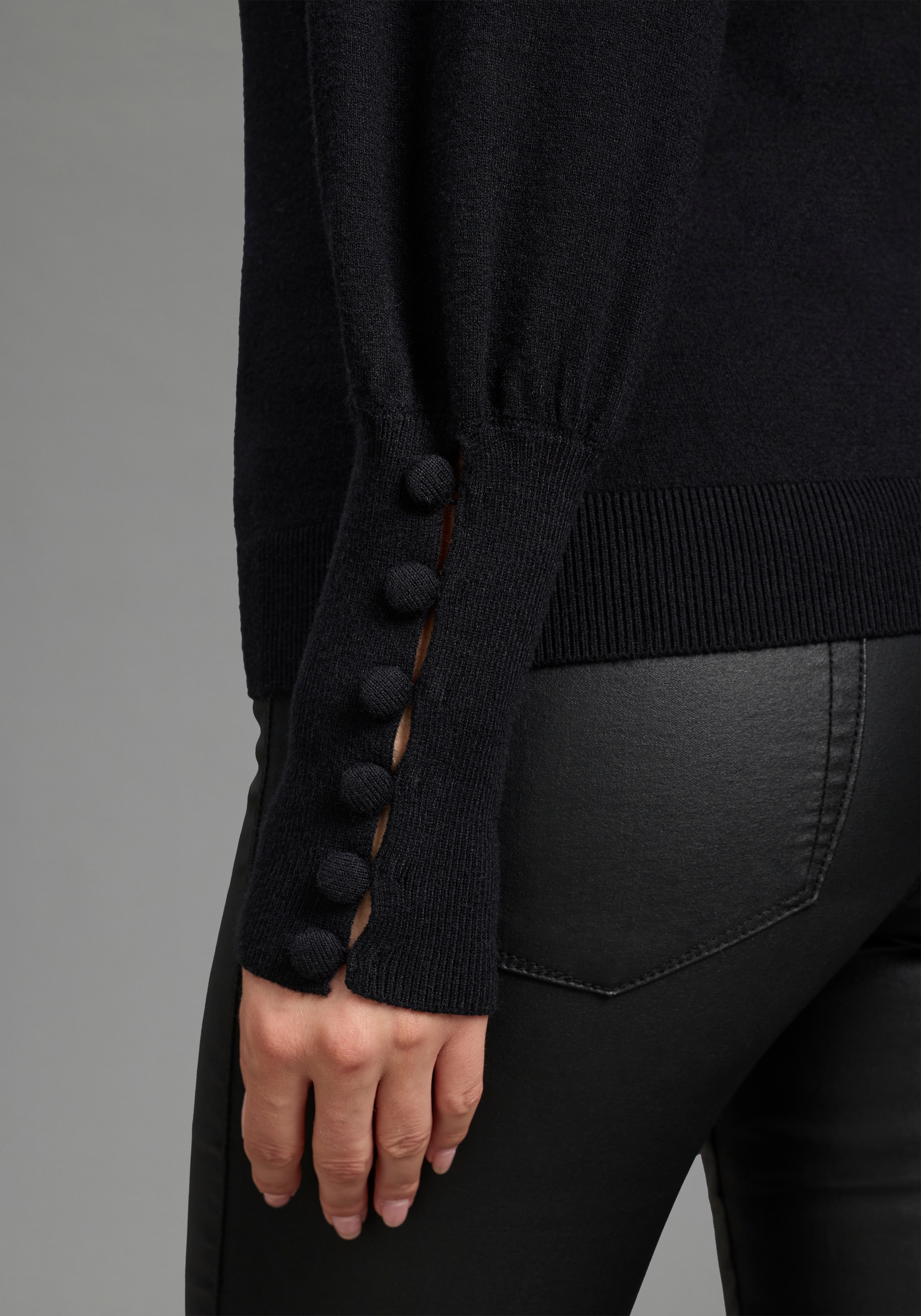 Laura Scott V-Ausschnitt-Pullover mit süsser Knopfleiste am Ärmel