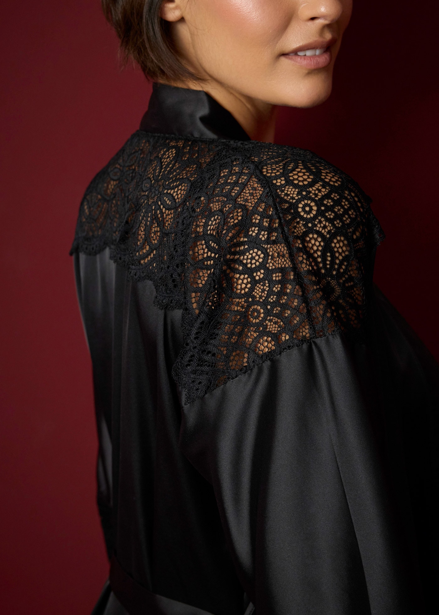 bonprix Kimono »Satin Kimono mit Glanzeffekt« aus Polyester, Polyamid und Elasthan, unifarben mit Glanzeffekt