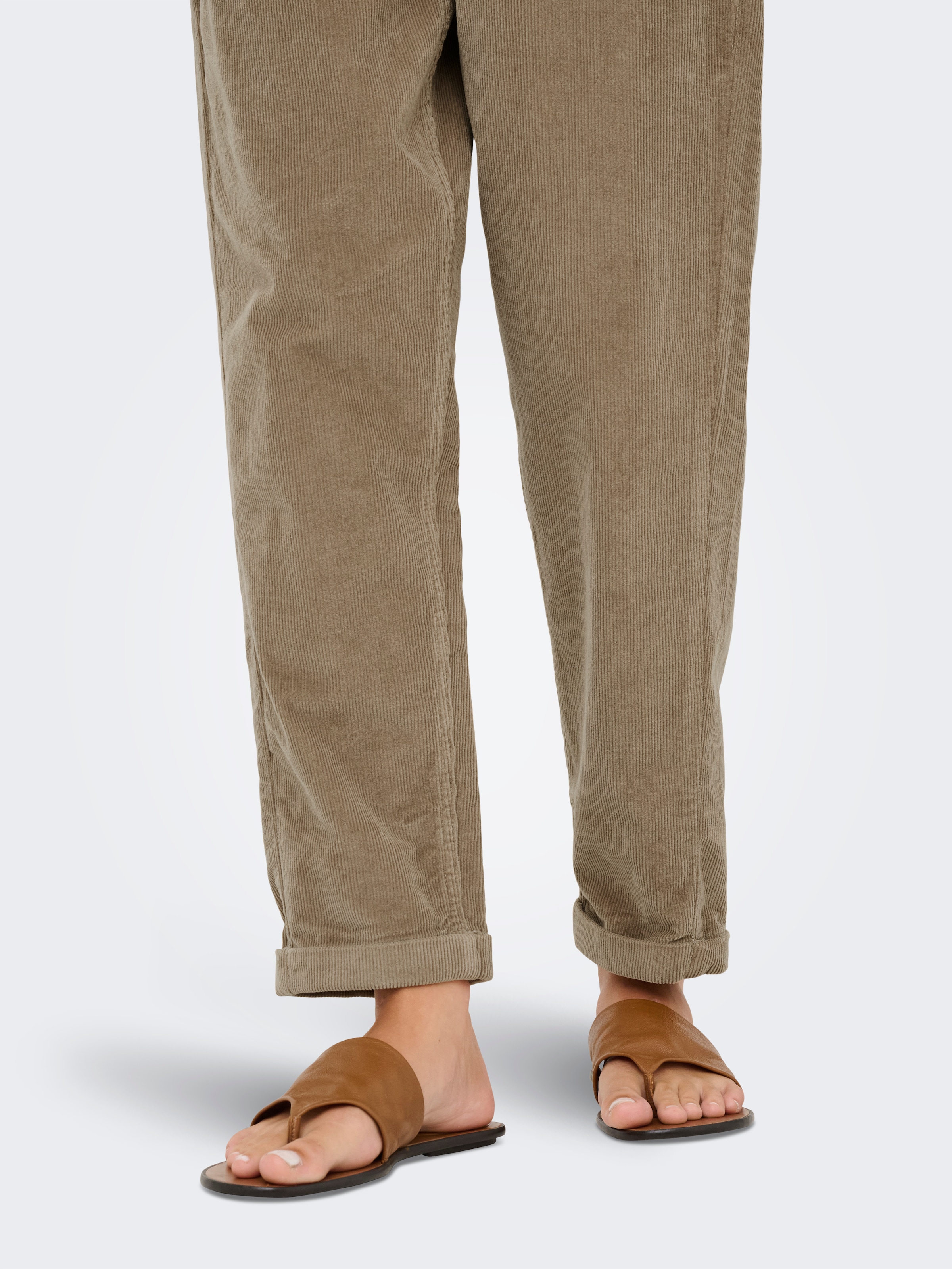 ONLY Pantalon en velours côtelé »ONLFLORA MW ELA CORD CAROT PANT PNT NOOS«  Mélange de coton, velours côtelé, coupe carotte