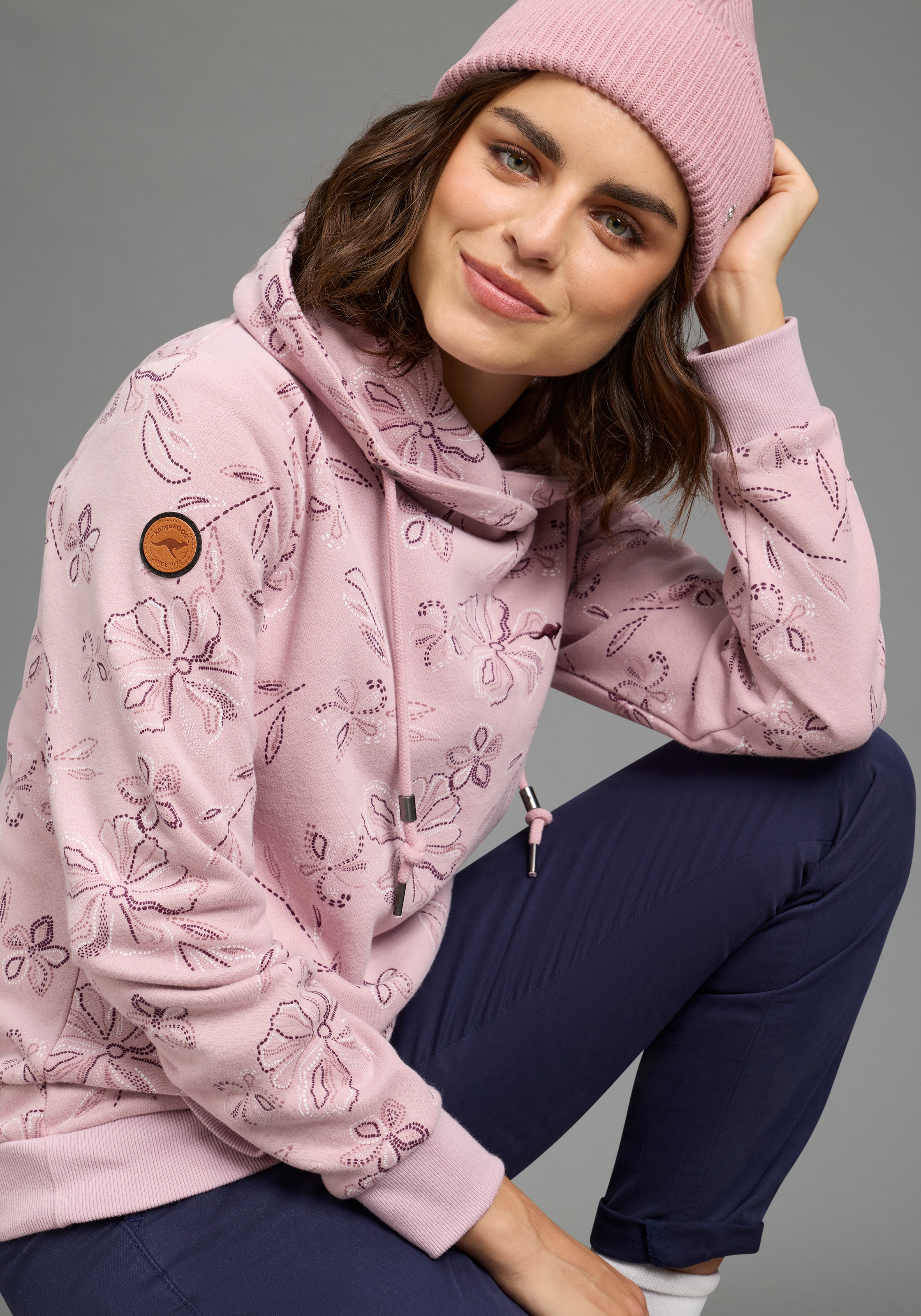 KangaROOS Sweatshirt , mit hohem Stehkragen, hüftbedeckende Länge, figurumspielende Passform
