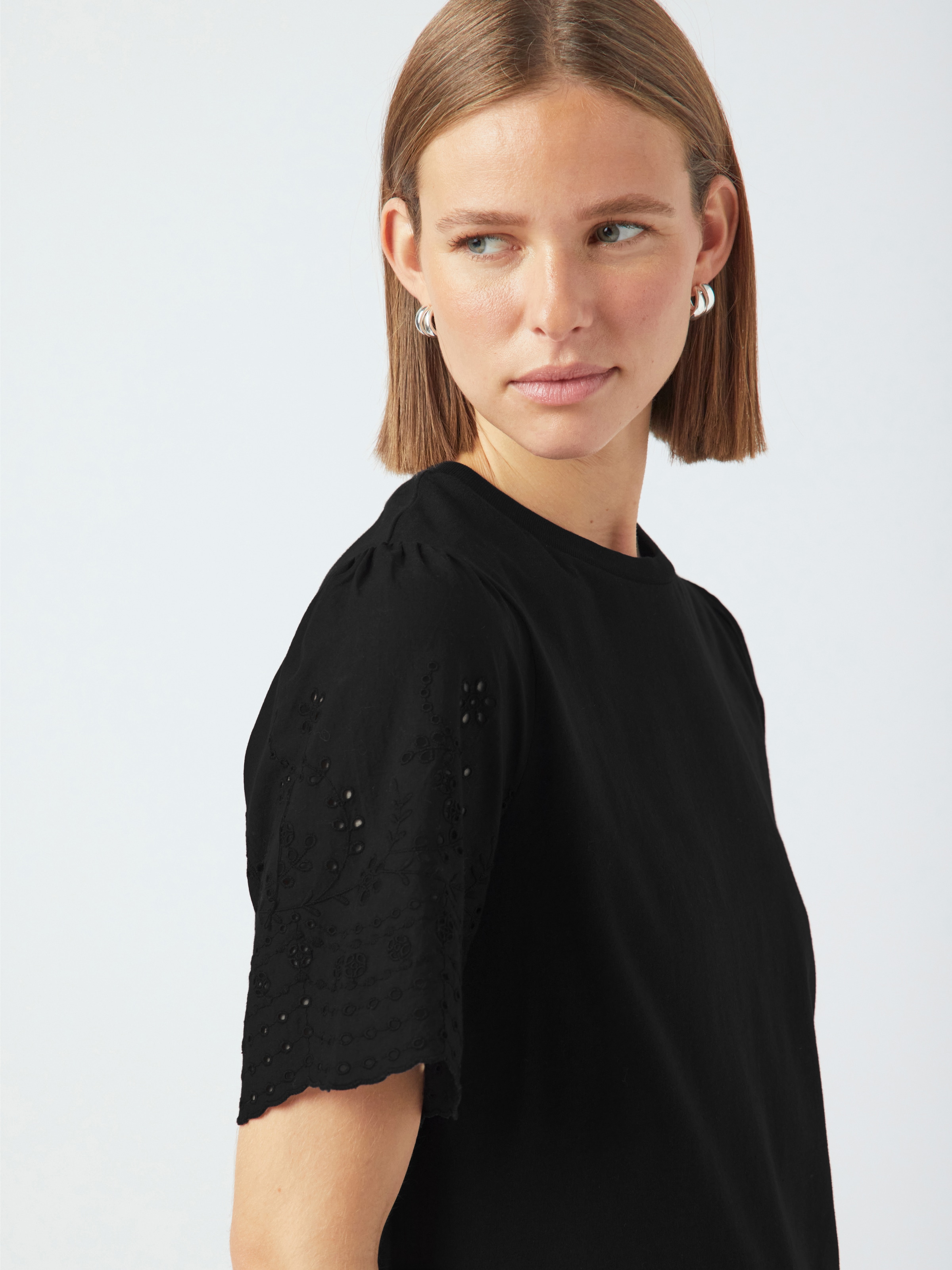 Y.A.S Kurzarmshirt »YASLEX SS TOP W. EMB SLEEVES S. NOOS« mit Lochstickerei
