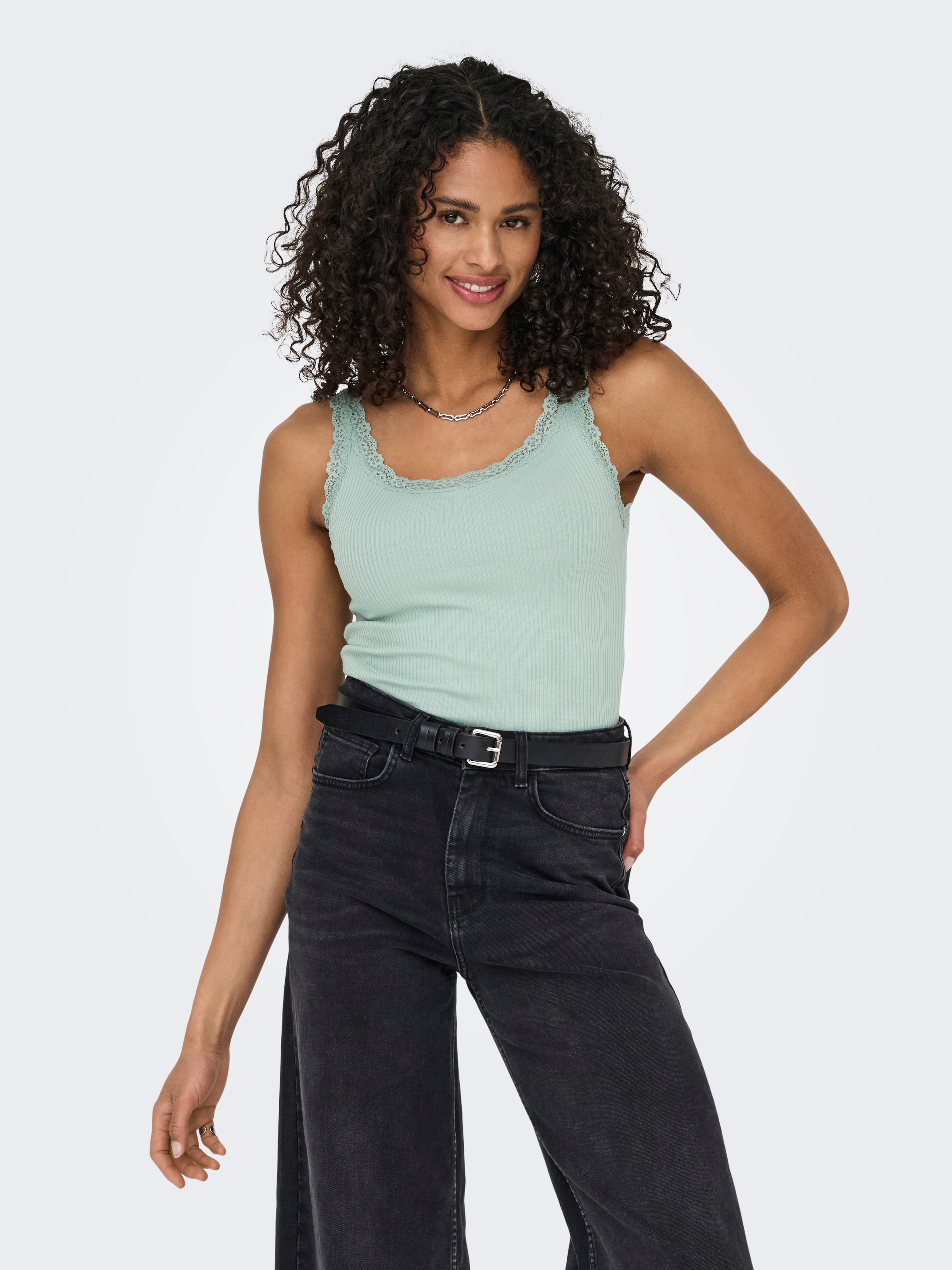 ONLY Débardeur »ONLSARA – Tanktop mit Spitzendetail am Ausschnitt« mélange coton, coupe régulière