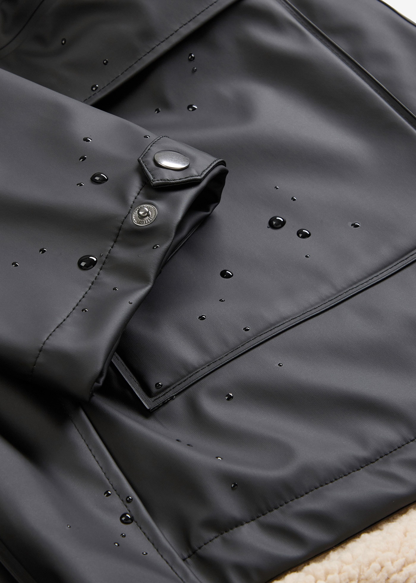 bonprix Veste de pluie mit Kapuze gefüttert mit Teddyfutter, wasserdicht, lässige Passform