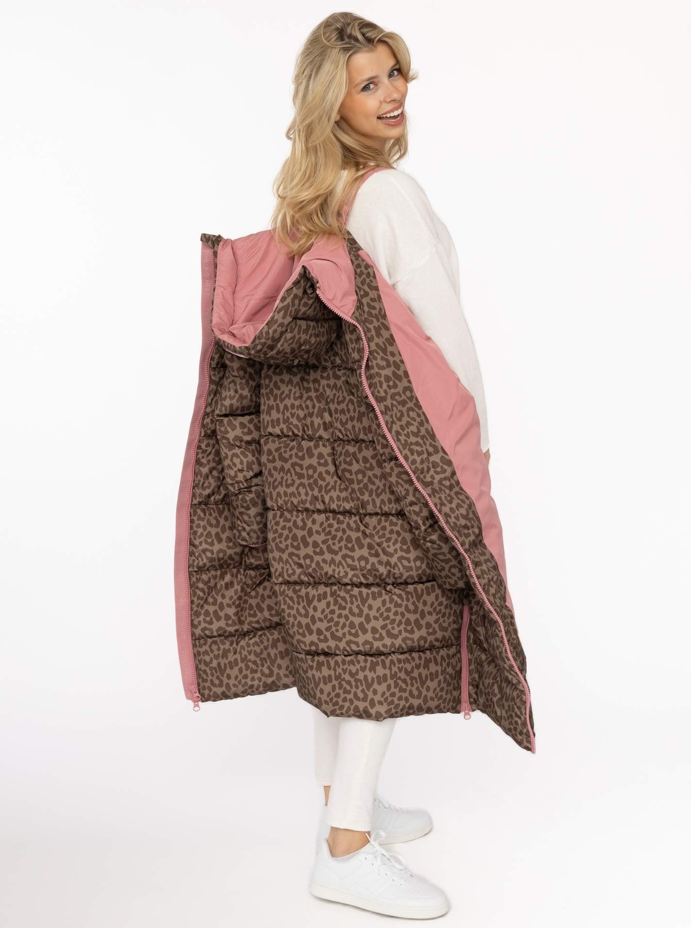 Zwillingsherz Manteau matelassé »„Leo AOP“« capuche, détails contrastés, motif léopard, fermeture éclair, poches,