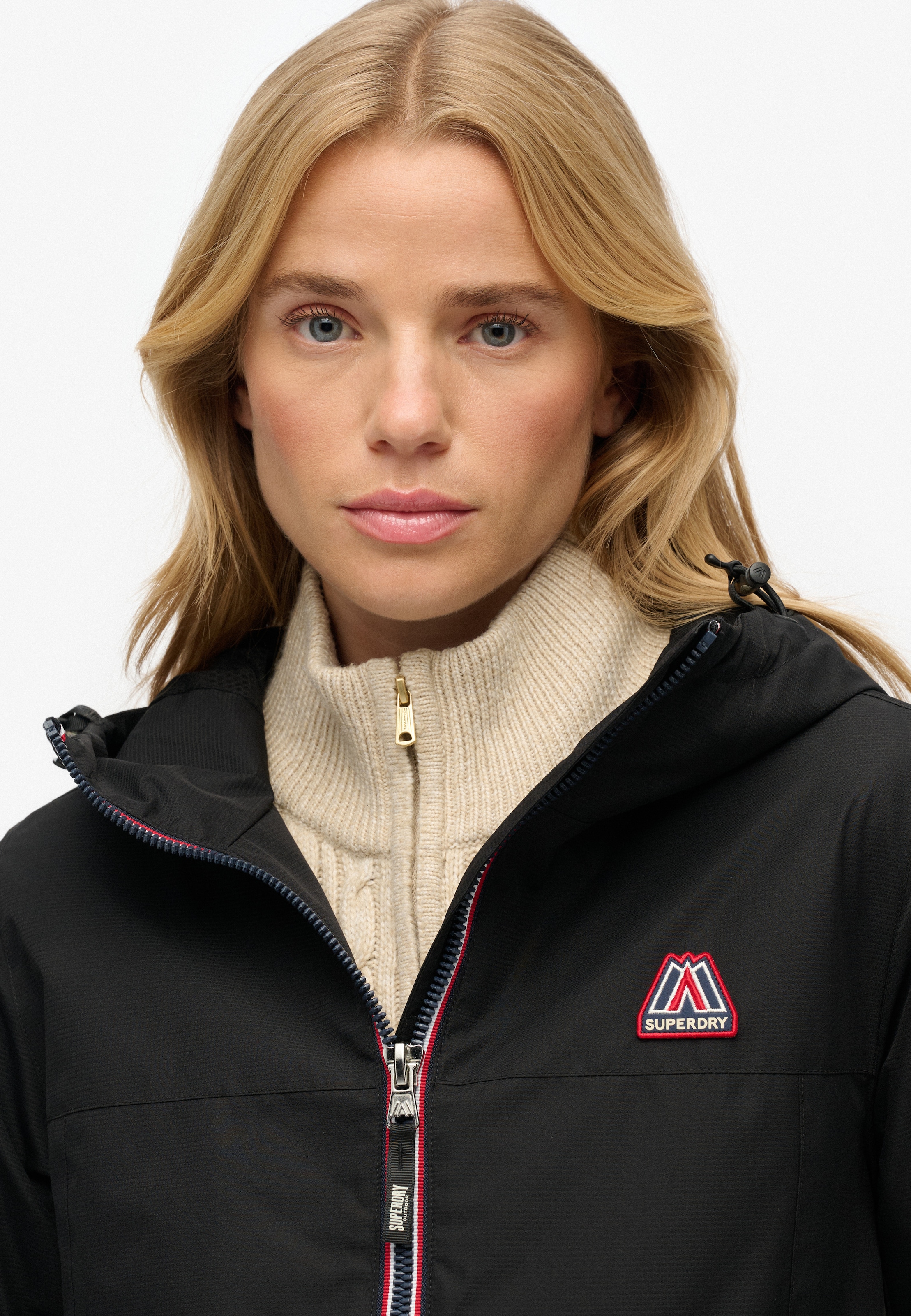 Superdry Outdoorjacke »ESSENTIAL TRI WINDBREAKER JKT« mit Kapuze Loose Fit, mit hochschliessendem Kragen, aus Polyester
