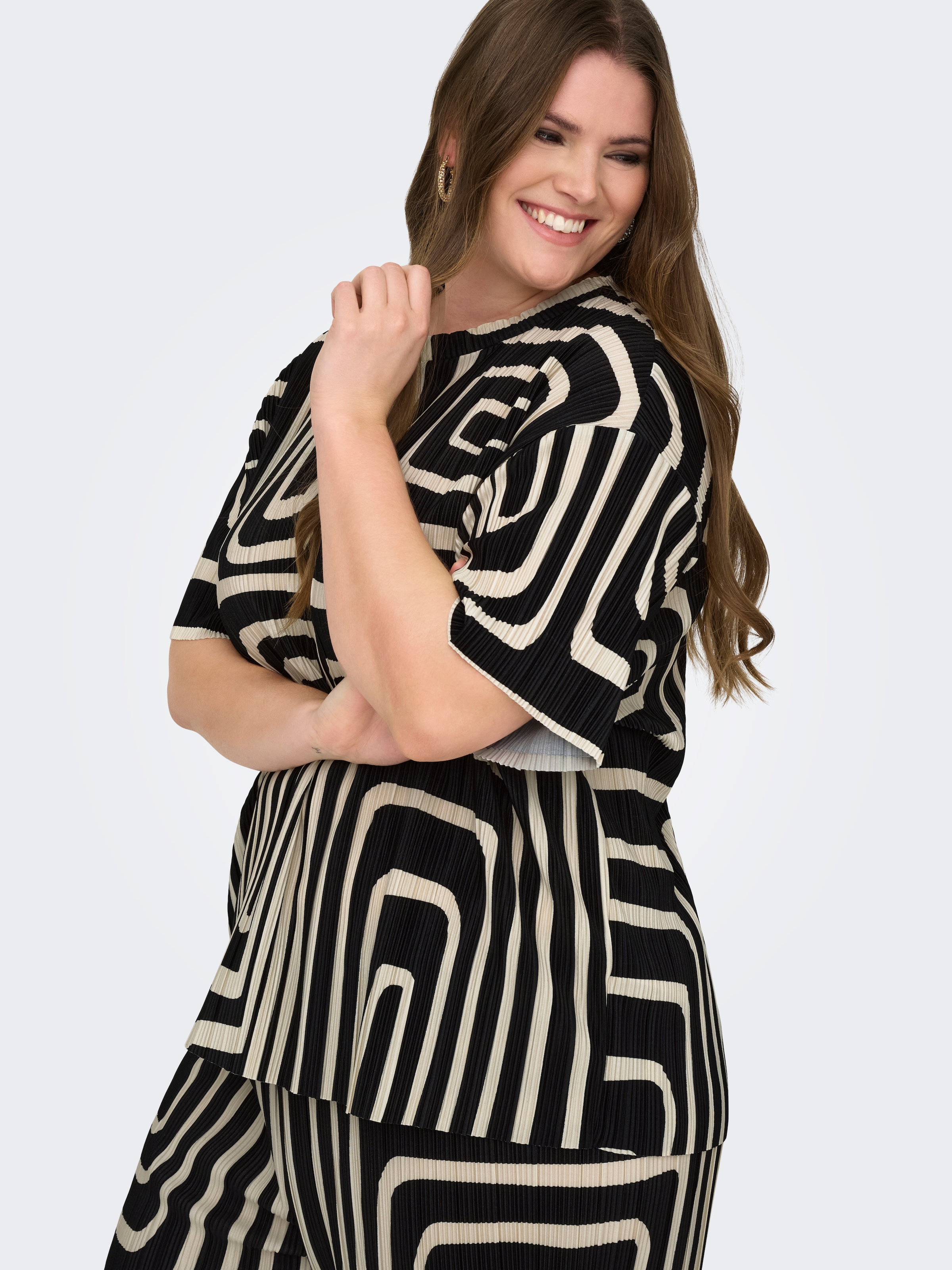 ONLY CARMAKOMA Kurzarmshirt »CARRAVENNA S/S PLISSE AOP TOP JRS NOOS«