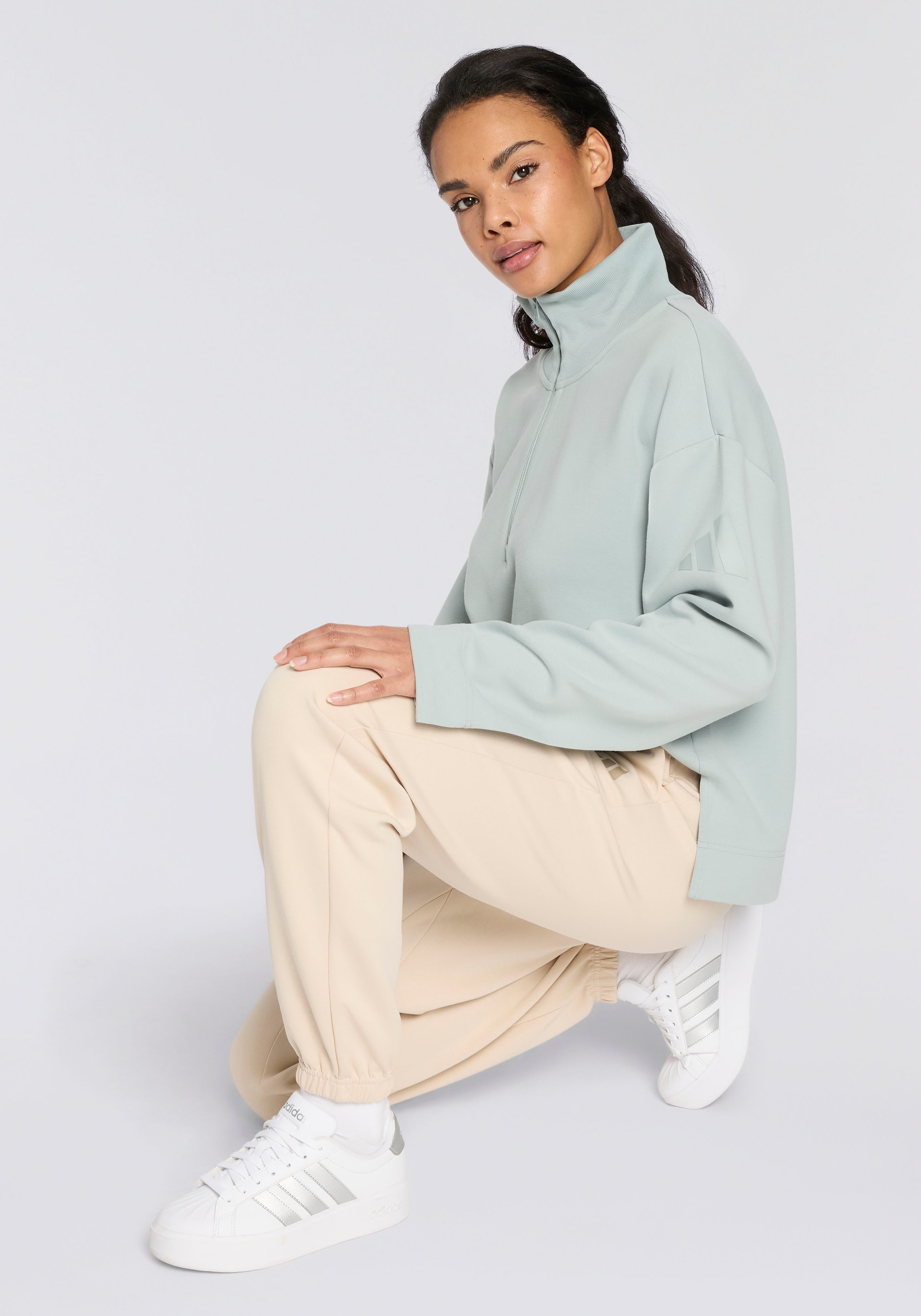 adidas Sportswear Pantalon de sport »FUTURE ICONS SMALL LOGO«  Regulär geschnitten, elastischer Bund