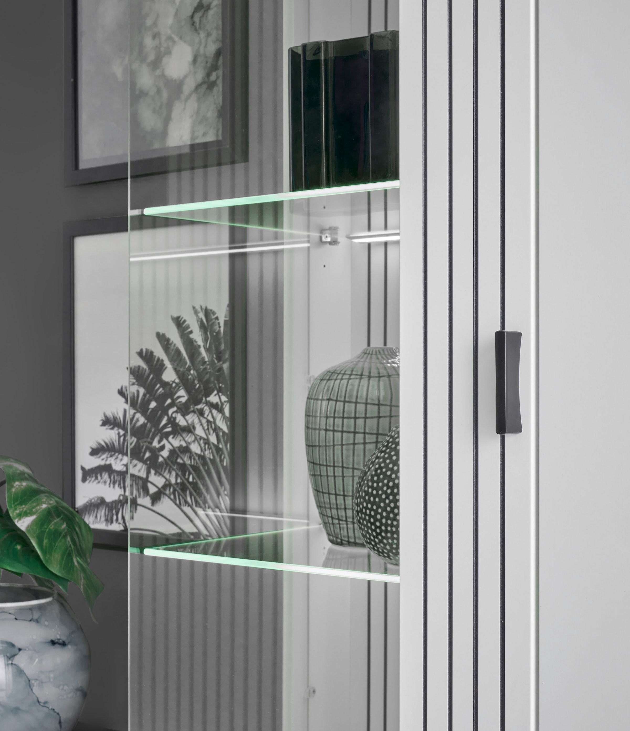 INOSIGN Vitrines »Hudson, Stauraumvitrine« in moderner Trendfarbe, Griffe aus Metall (Schwarz), Höhe 180 cm
