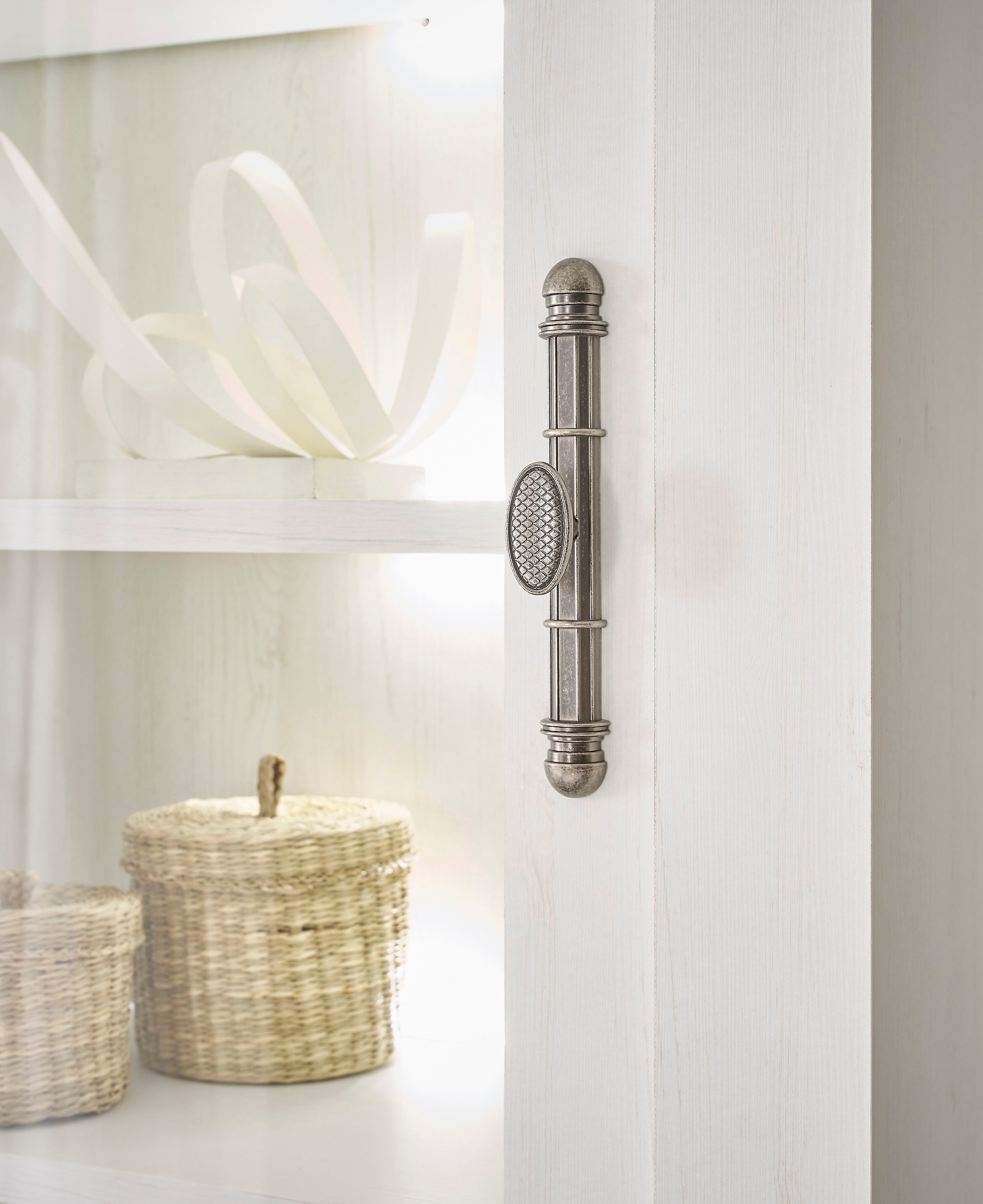 Home affaire Vitrine »RAVENNA« im romantischen Landhausstil, Griffe aus Metall, Höhe 200 cm