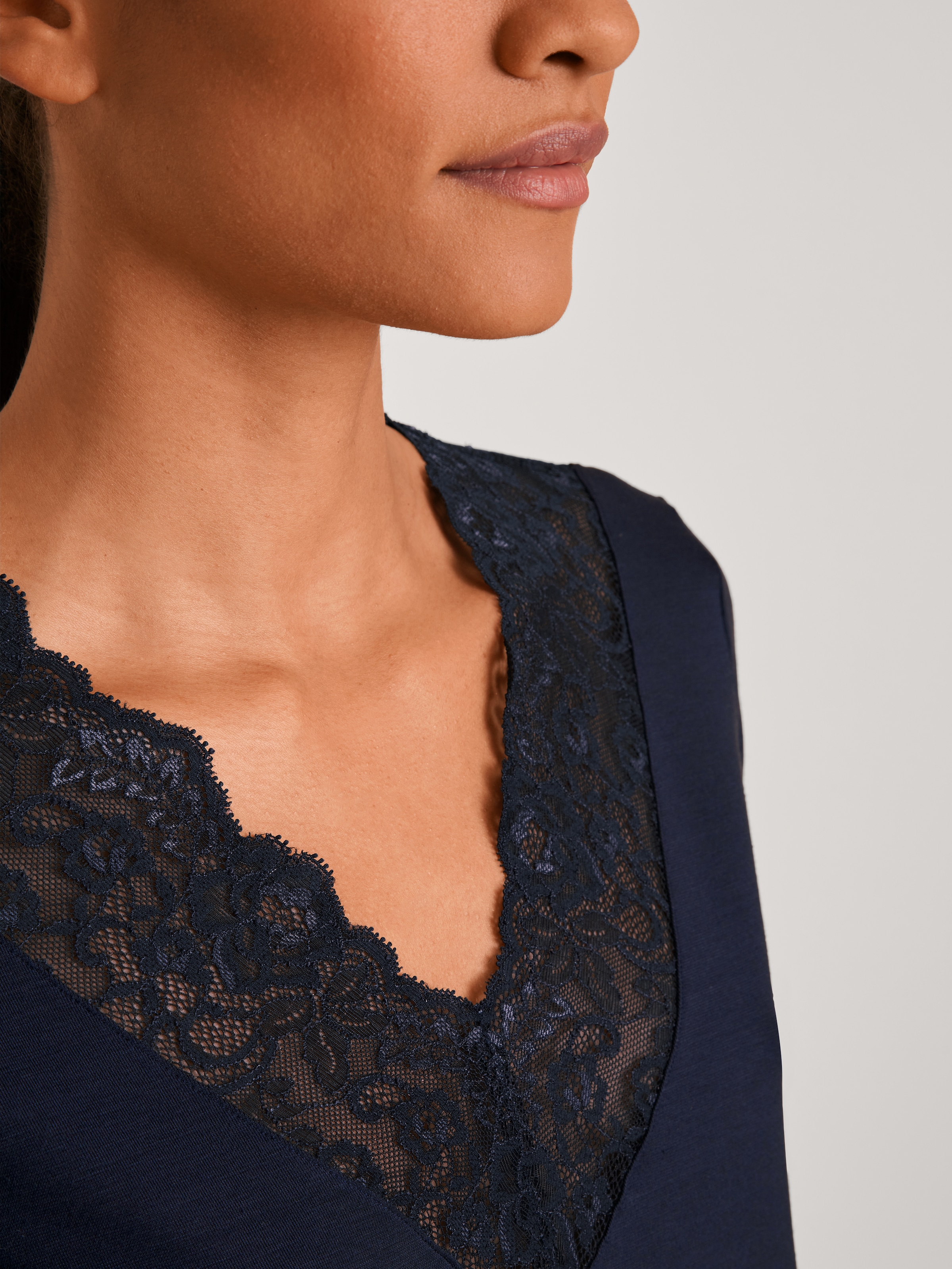 CALIDA Schlafanzug »Elegant Dreams« 2 tlg. Spitzenbesatz, V-Ausschnitt, Single Jersey Qualität, elastisch