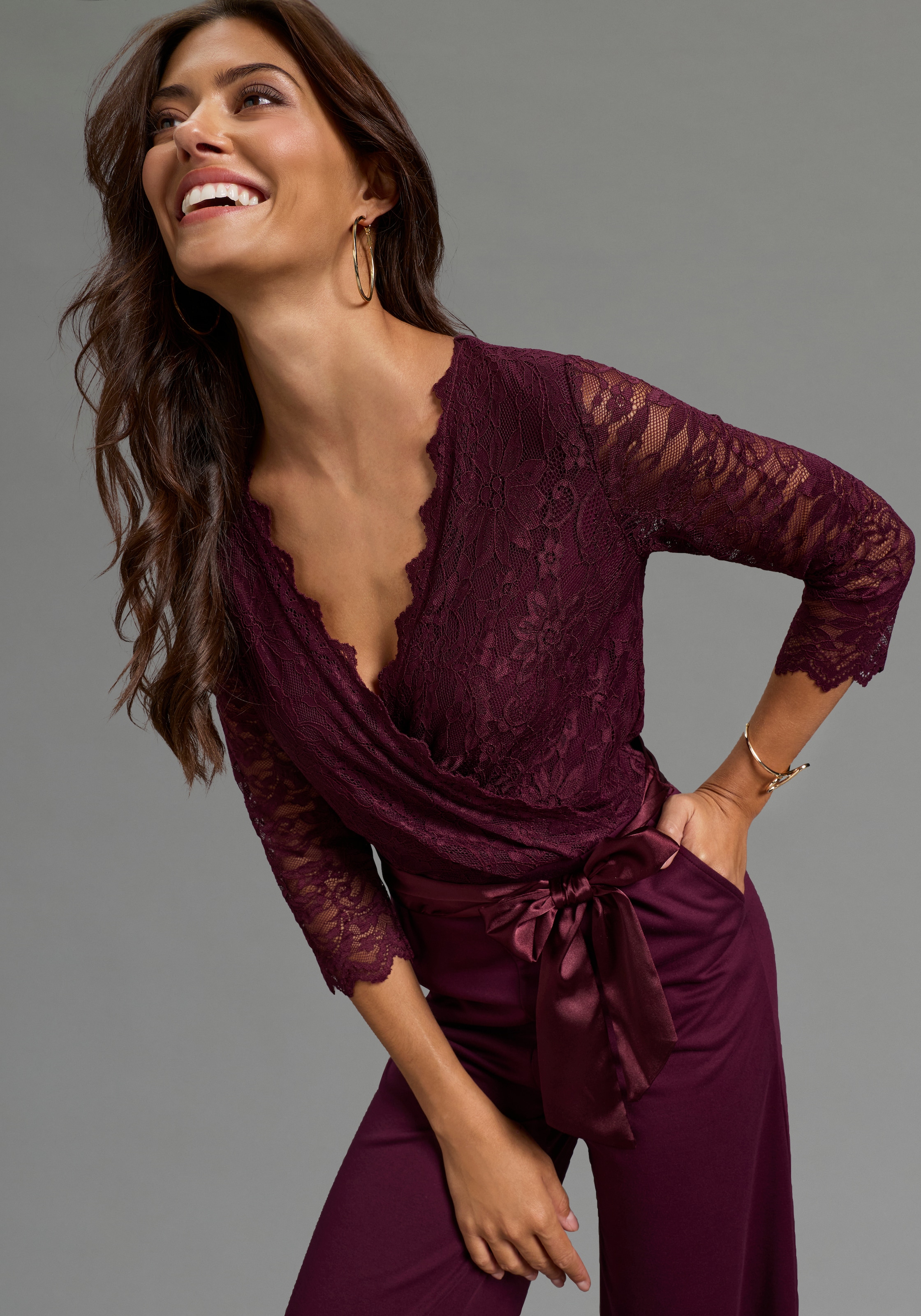 Laura Scott Jumpsuit mit Spitzenoberteil und Satin-Bindegürtel
