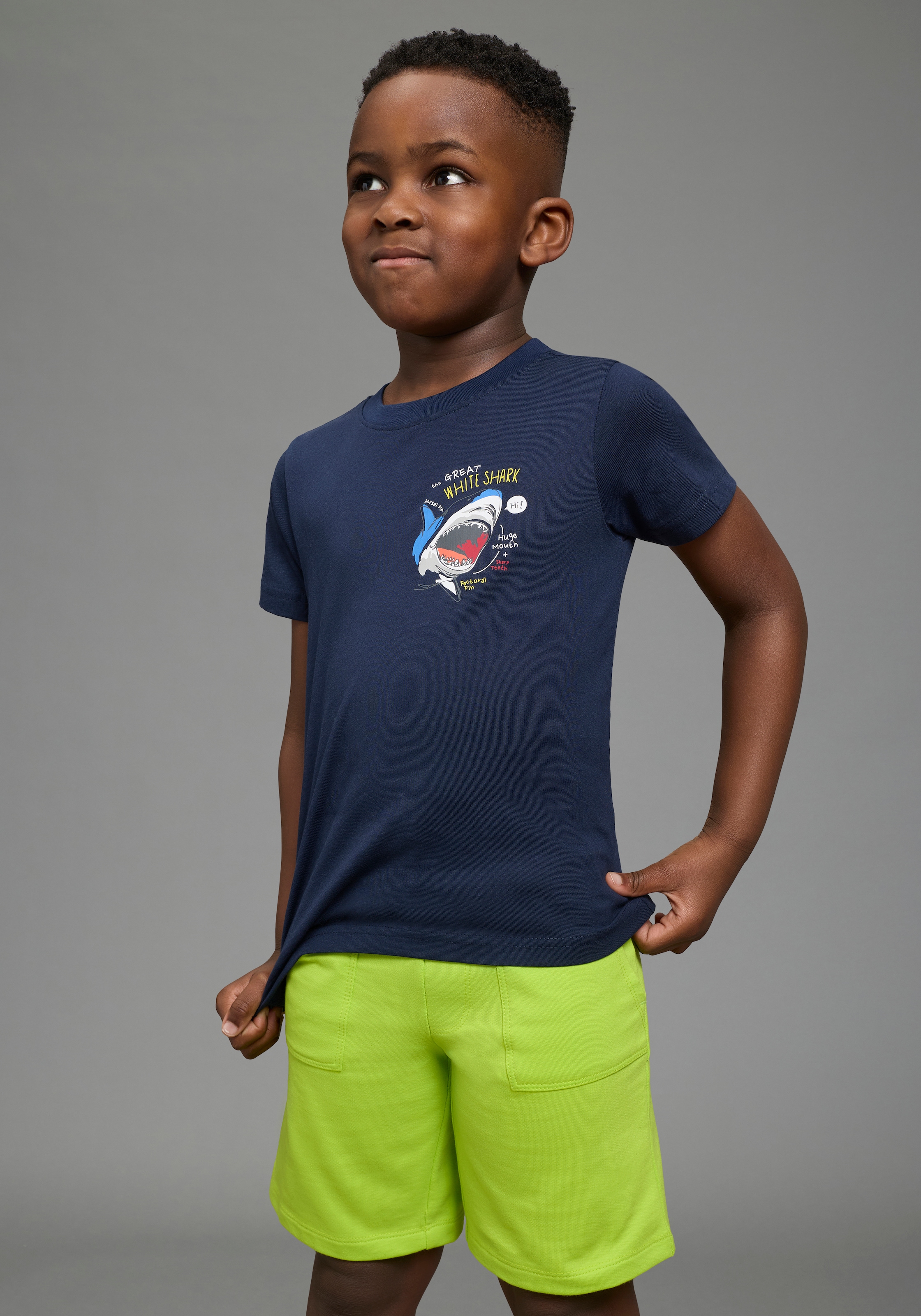 KIDSWORLD T-shirt »2er Pack Shirts mit Hai Motiven für kleine Jungen« Packung, 2, 2 pièces modischer Stil, mit Rundhalsausschnitt, Kurzarm, bedruckt