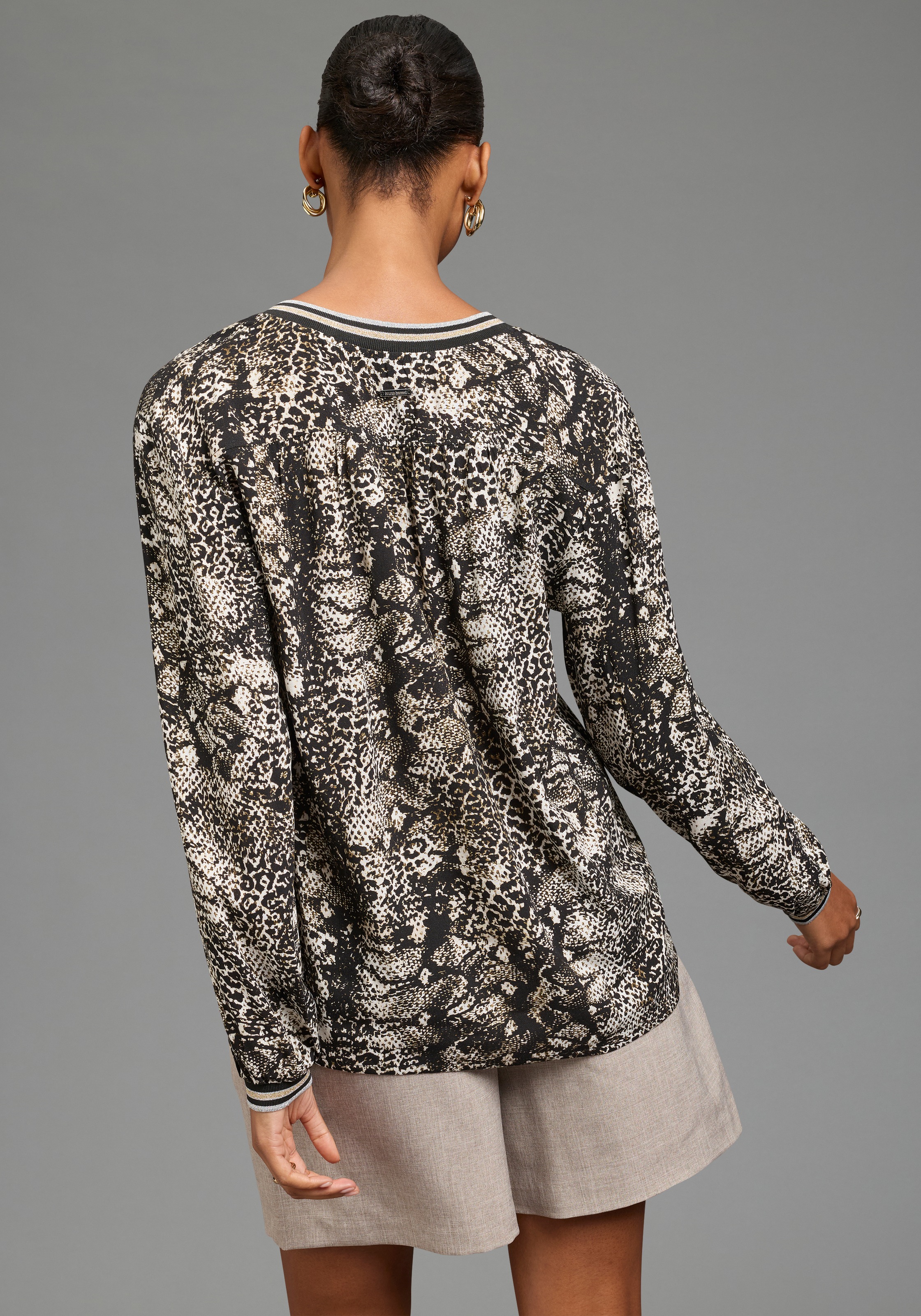 Bruno Banani Schlupfbluse »mit glitzernden Streifenbündchen« und modischem Animal-Print, hüftlang und figurumspielend