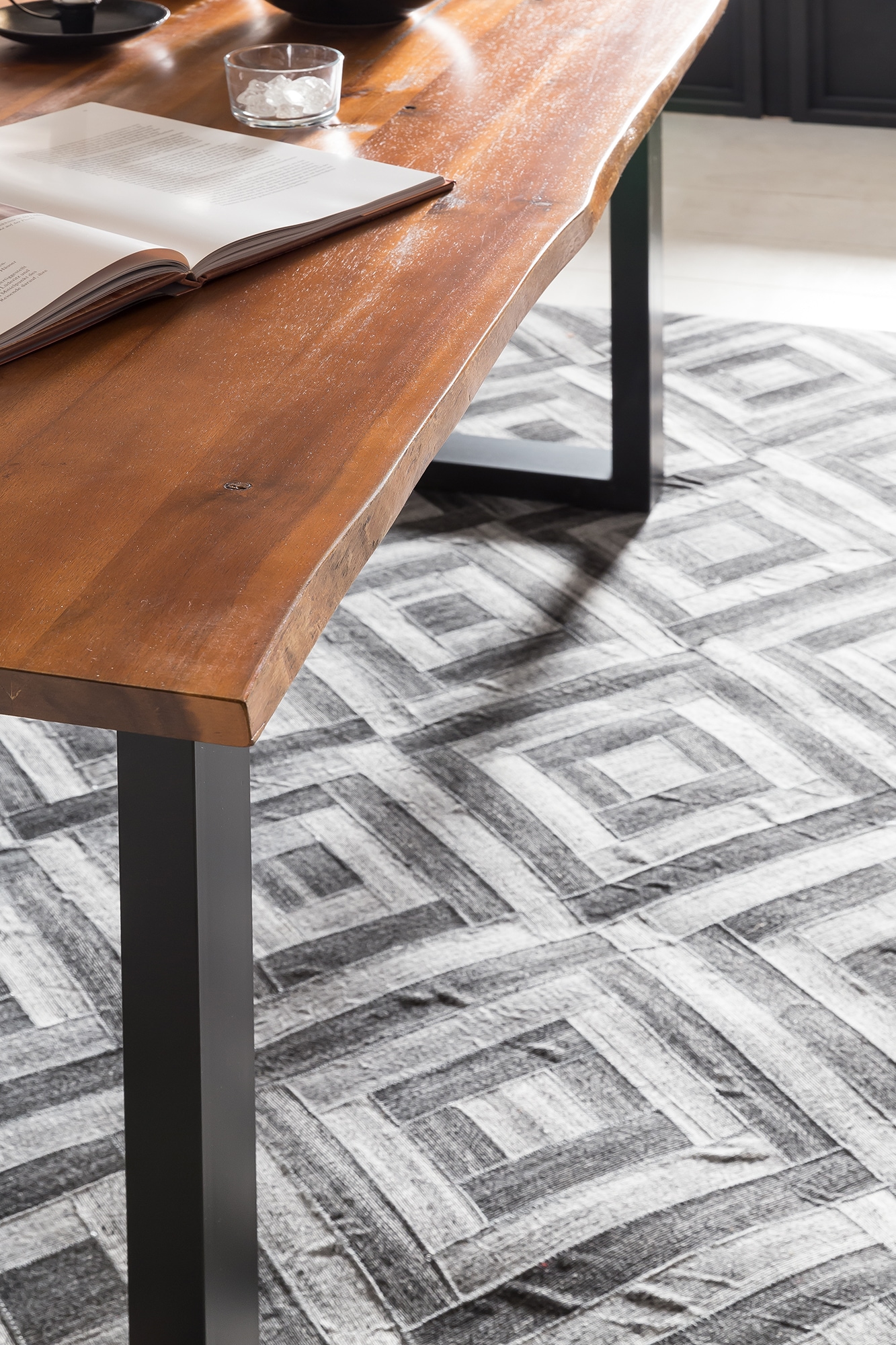 SalesFever Essgruppe »- stilvolles Design« Set, 5 Stk. tlg. 5-teiliges Set mit authentischer Baumkanten-Tischplatte