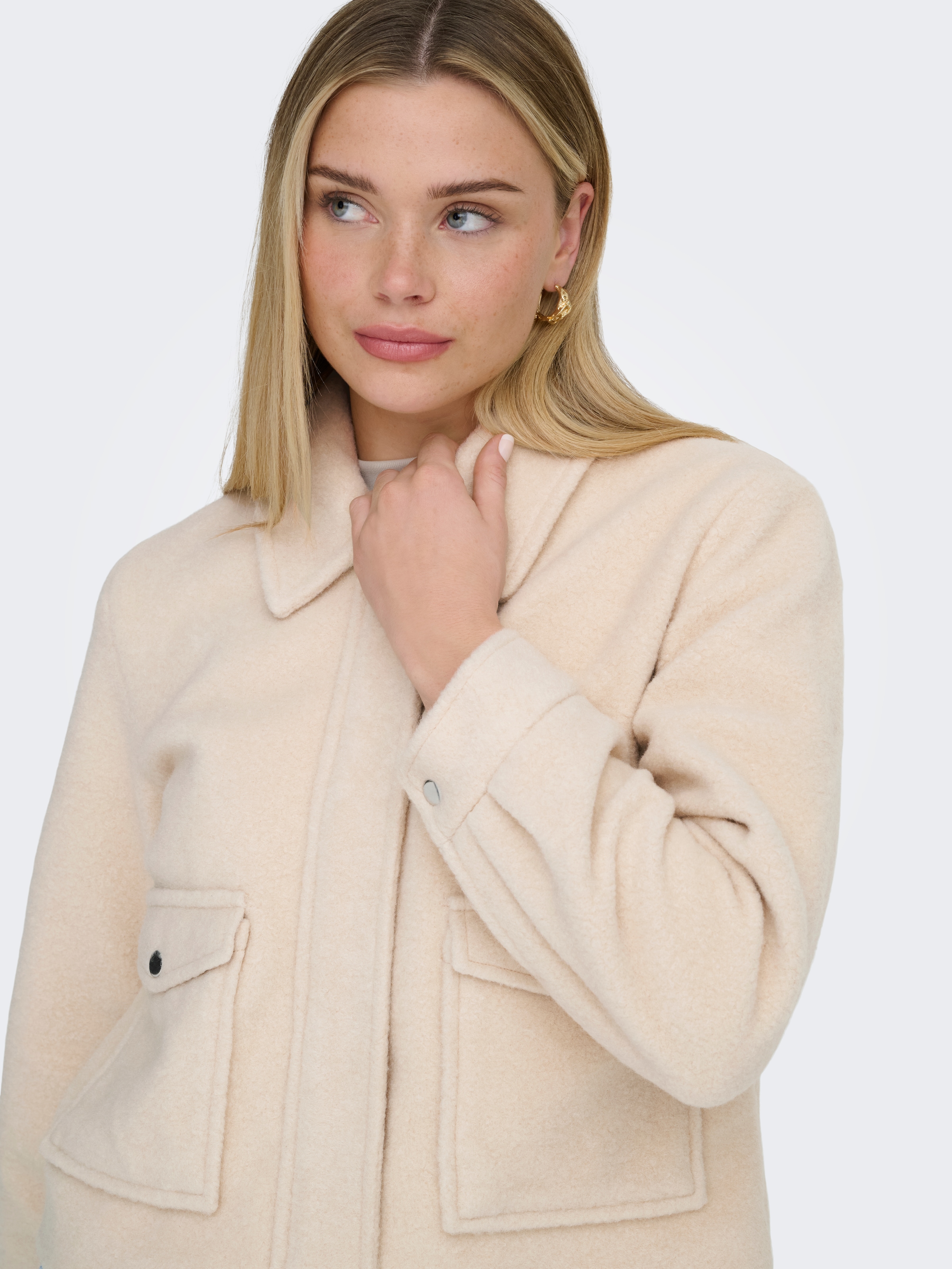ONLY Veste courte »ONLKIKI-MONI SHORT JACKET PNT« fibre synthétique