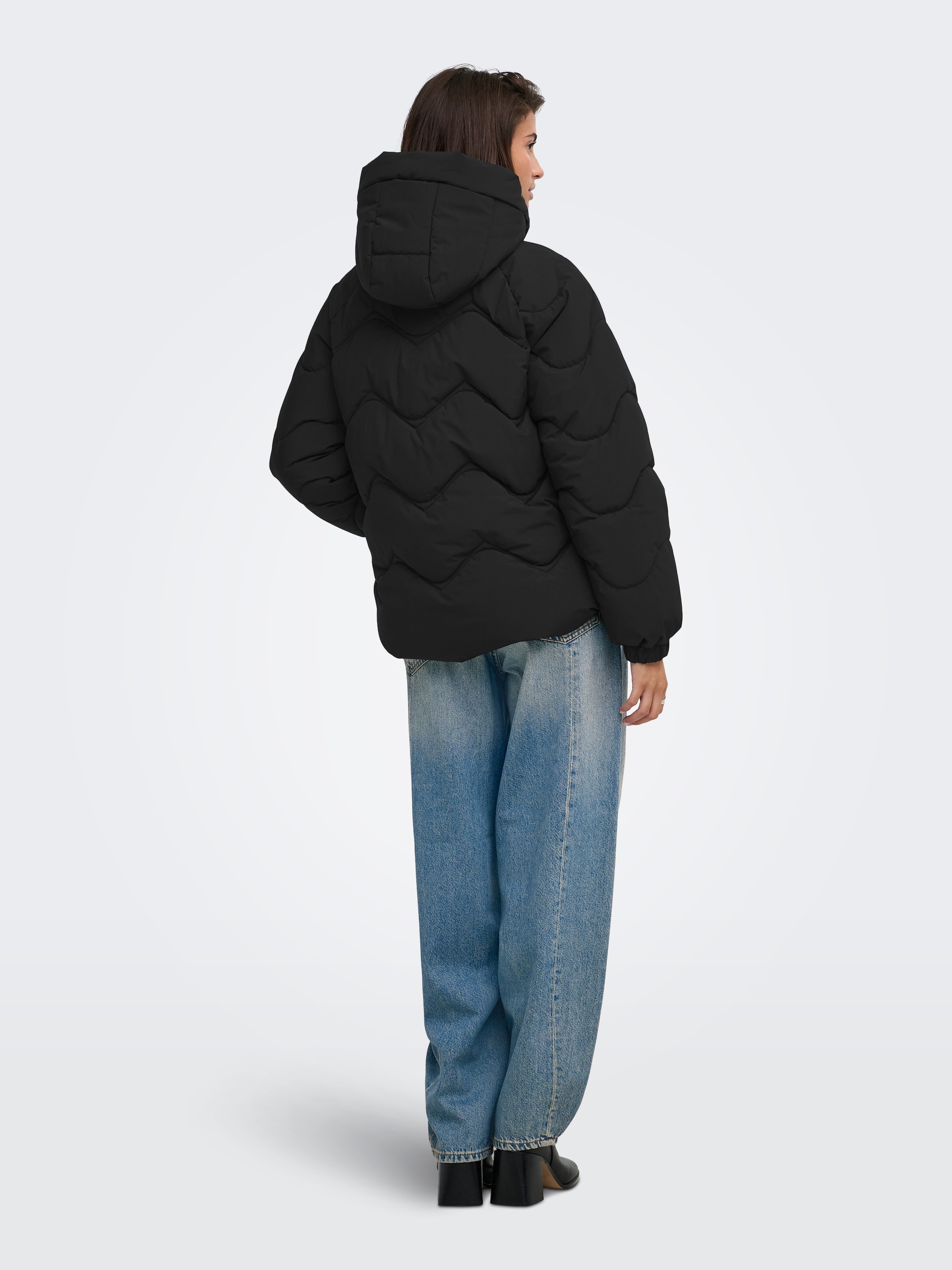 JDY Veste matelassée »JDYPOWER SHORT HOOD PUFFER OTW HAB« avec capuche fibre synthétique