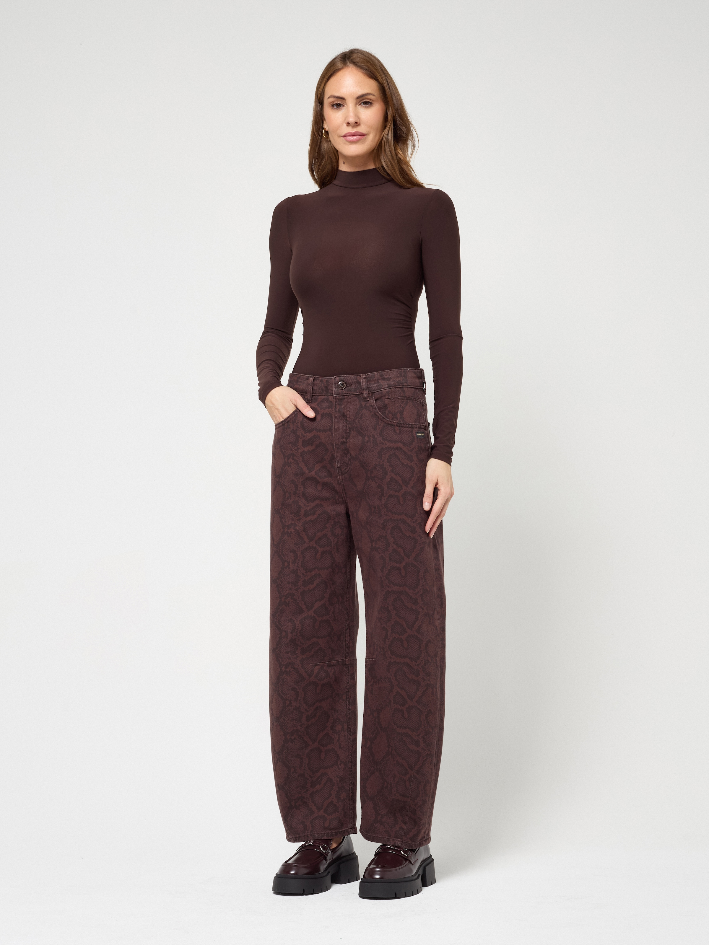 GANG Jeans loose fit »94SARINA« coupe barrel avec pinces aux genoux, imprimé serpent