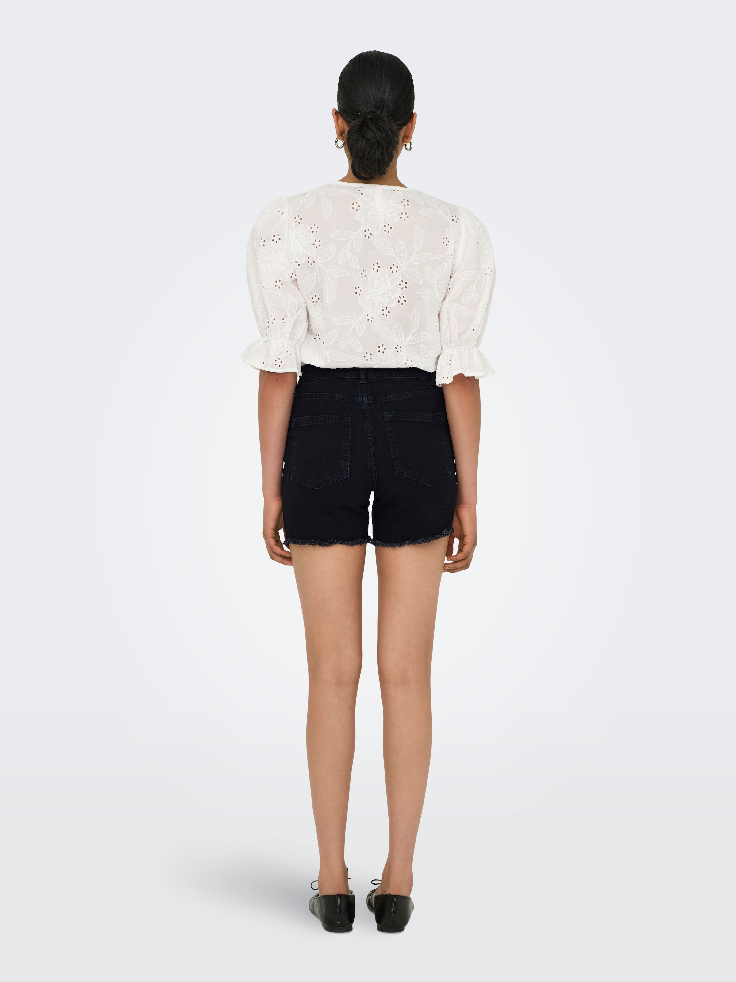 ONLY Jeansshorts »ONLLAURA MID WAIST SHORT RW BOX« mit ausgefranstem Saum