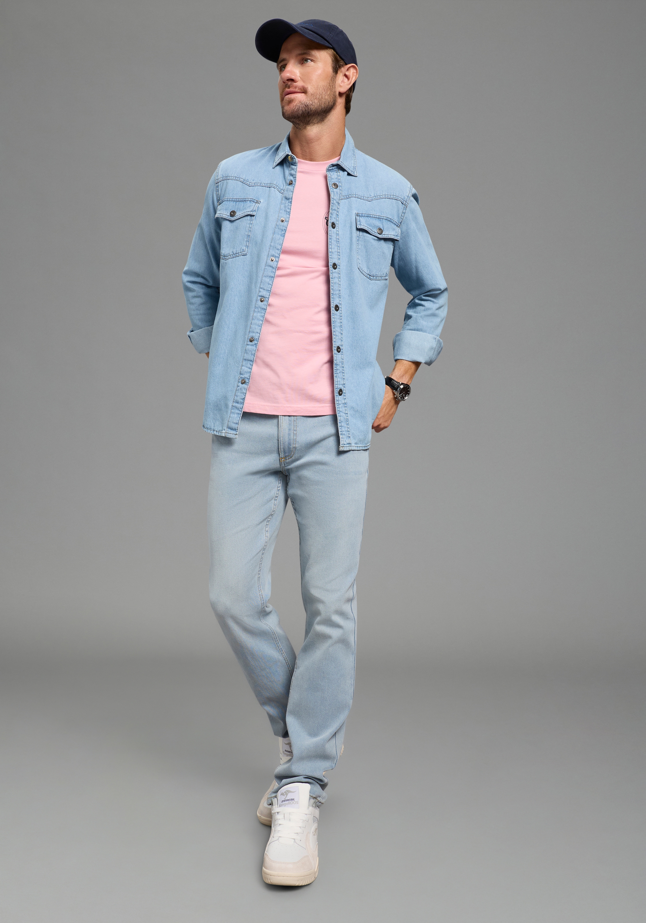 KangaROOS Jogg pants Straight-Fit, normale Leibhöhe, mit Knopf-Applikation