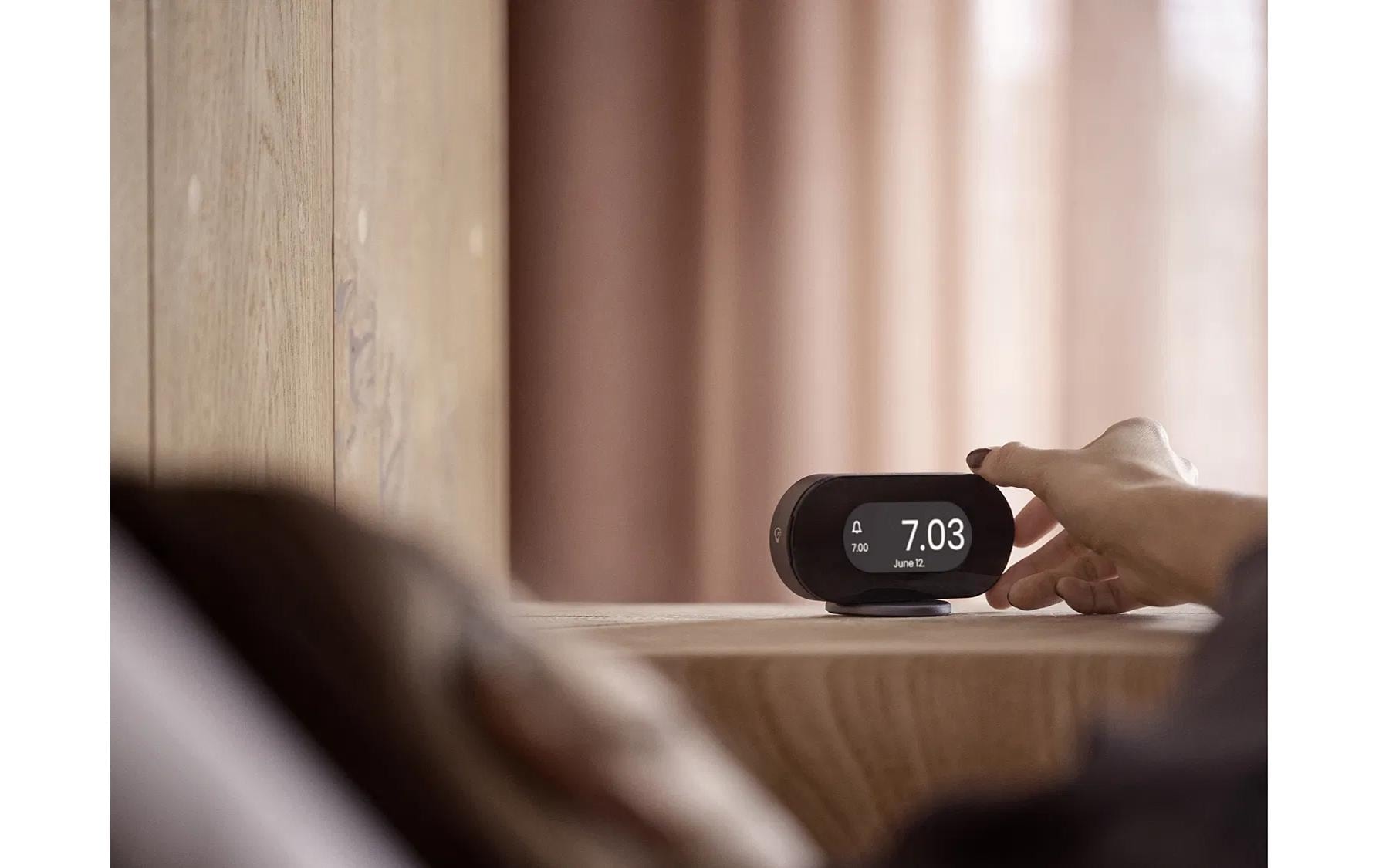 Jacob Jensen Réveil Kompakter digitaler Wecker mit E-Ink-Display