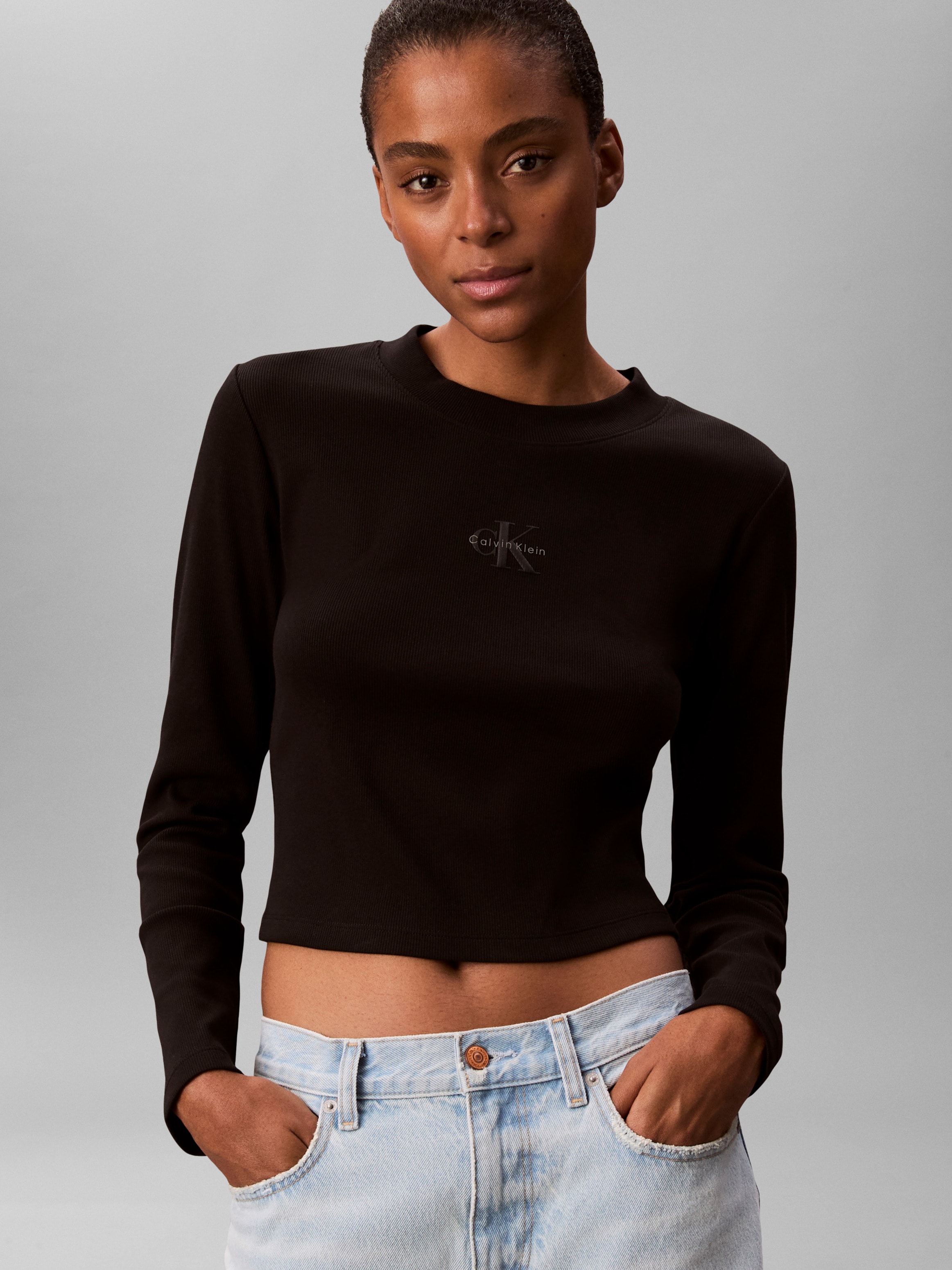 Calvin Klein Jeans T-shirt à manches longues Rundhalsausschnitt, figurbetonte Passform, Logodruck