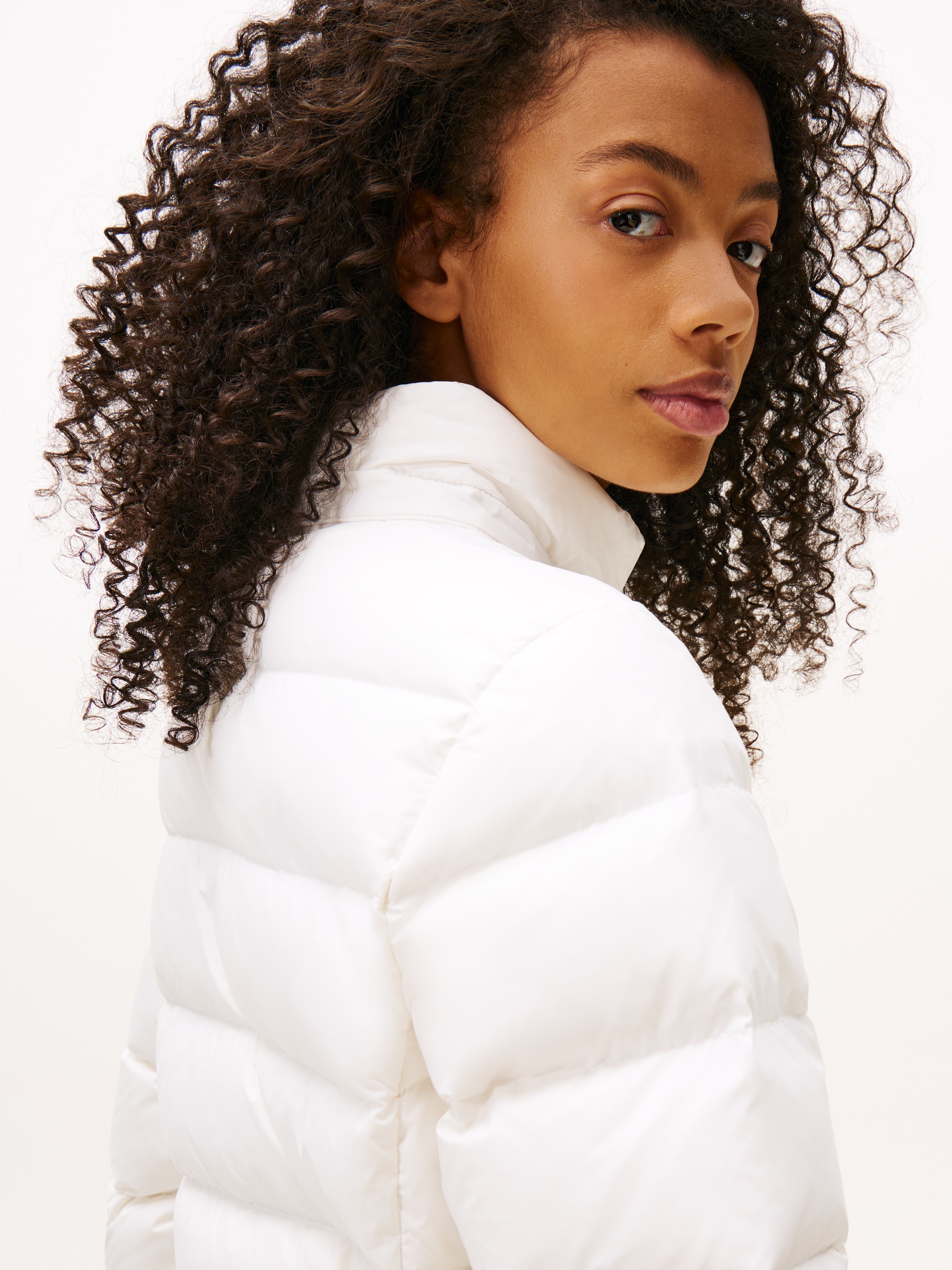 Tommy Jeans Manteau matelassé »TJW ESSENTIAL HOODED DOWN COAT« avec imitation fourrure, broderie logo