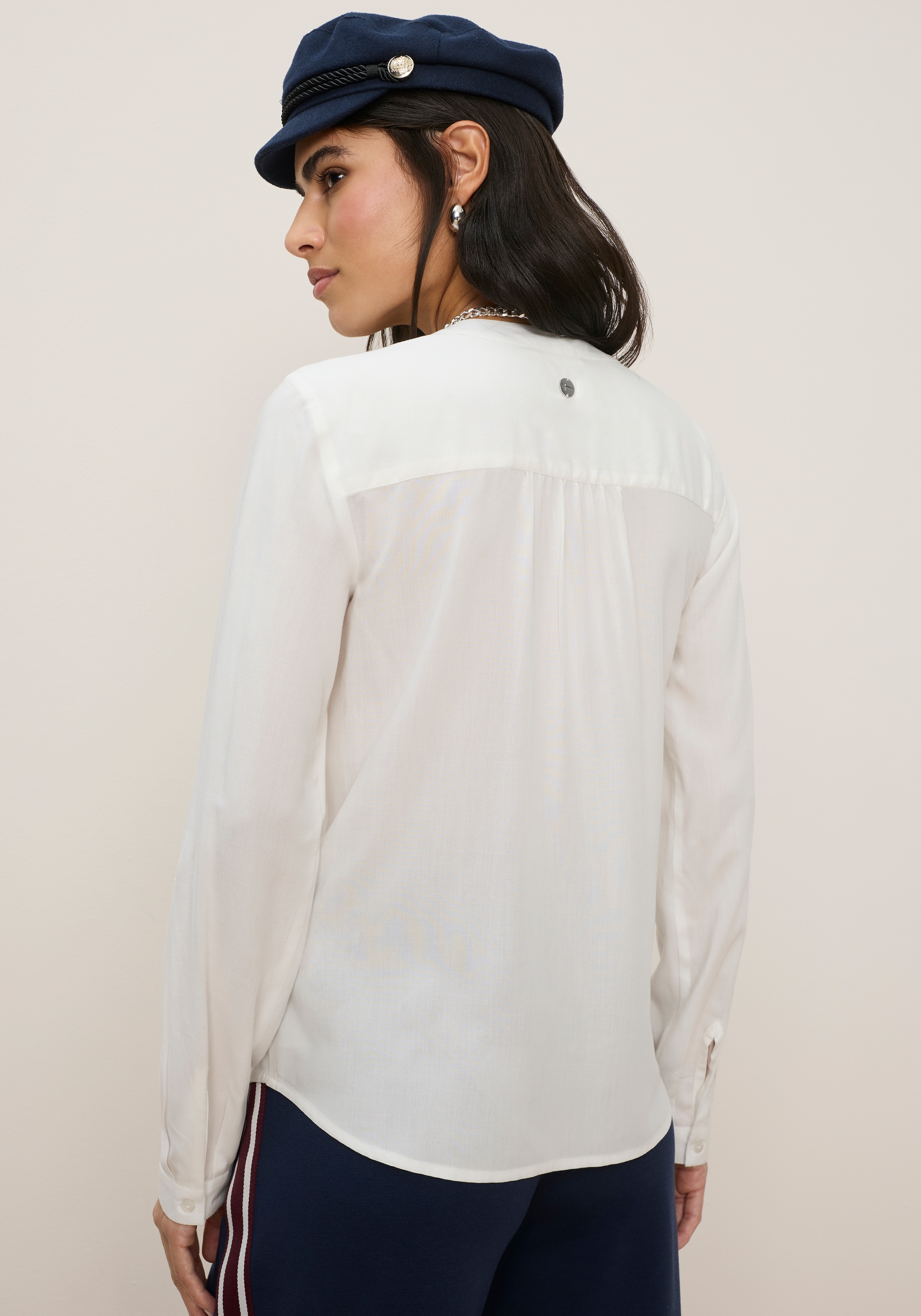 Tamaris Shirtbluse »mit lockerem Schnitt, aus fliessender Viskose-Qualität« mit Krempelärmeln