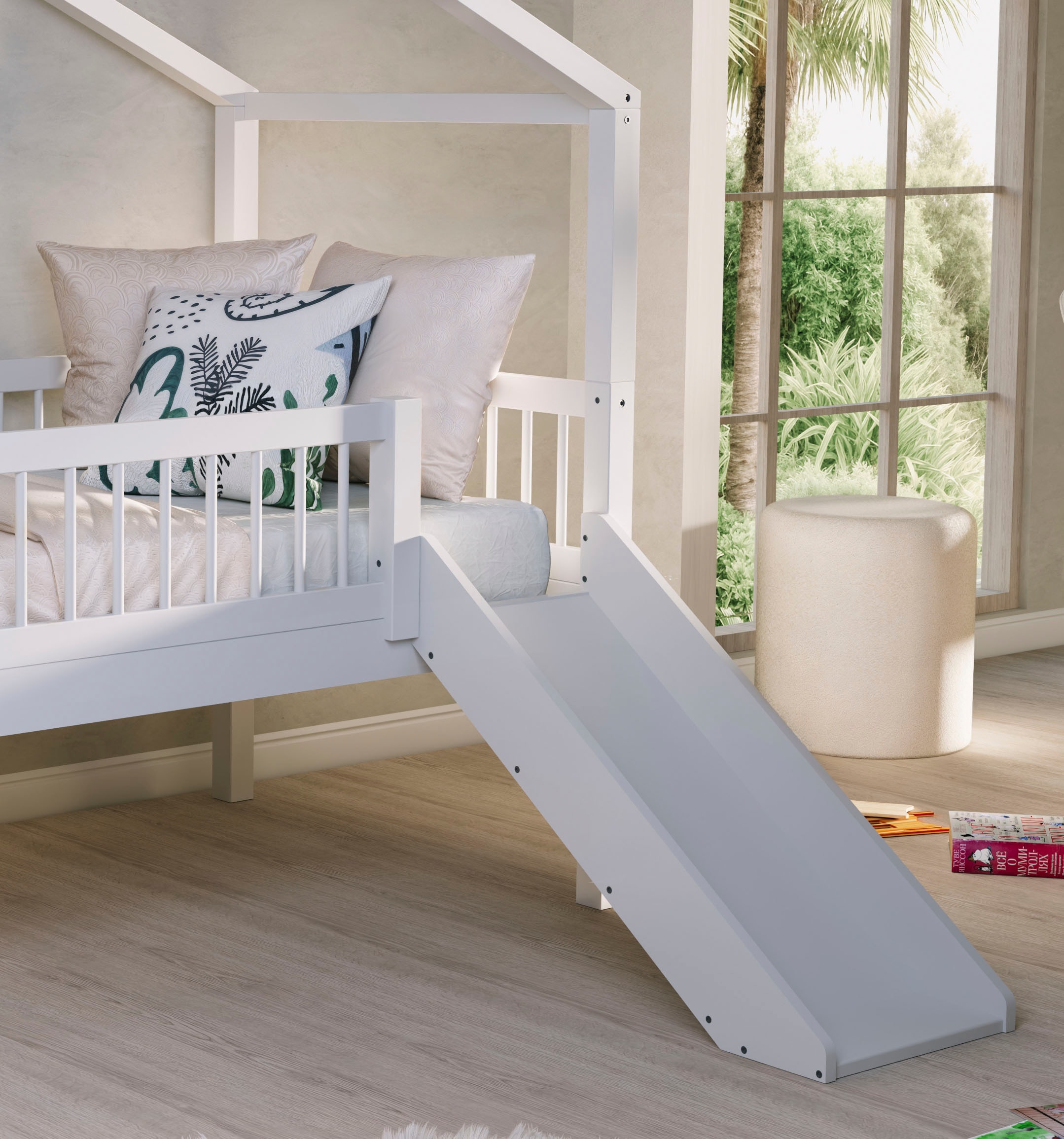 Vipack Hausbett »Forrest ist ein hochwertiges Massivholz Haus Bett "Made in Europe"« inkl. Rolllattenrost, Dachaufbau, Absturzschutz, Leiter und Rutsche,  wahlweise aus massiver Eiche geölt oder Buche massiv weiss lackiert