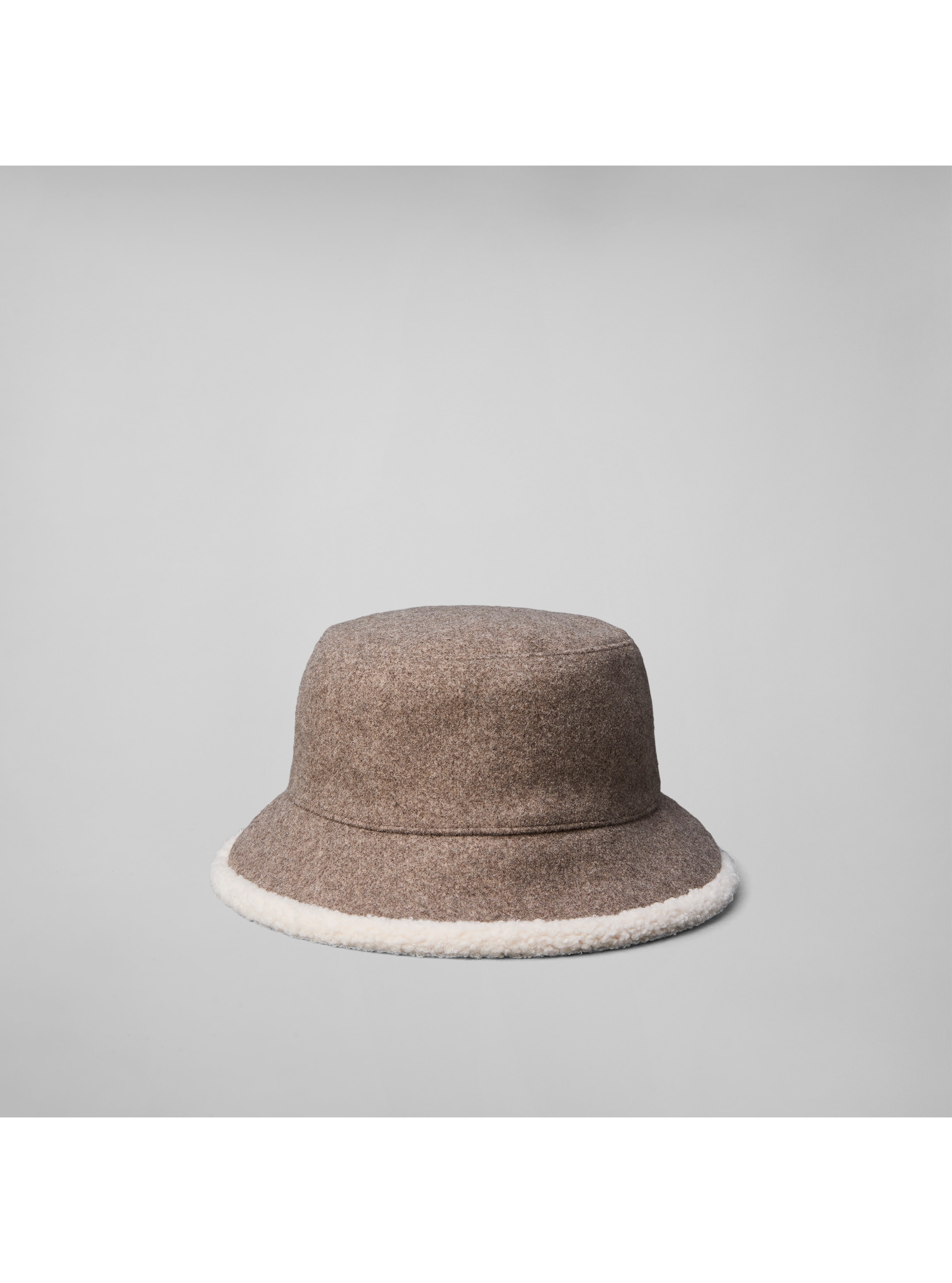 Calvin Klein Chapeau de pêcheur »SHERPA FELT REVERSIBLE BUCKET« Coupe régulière avec étiquette de marque brodée