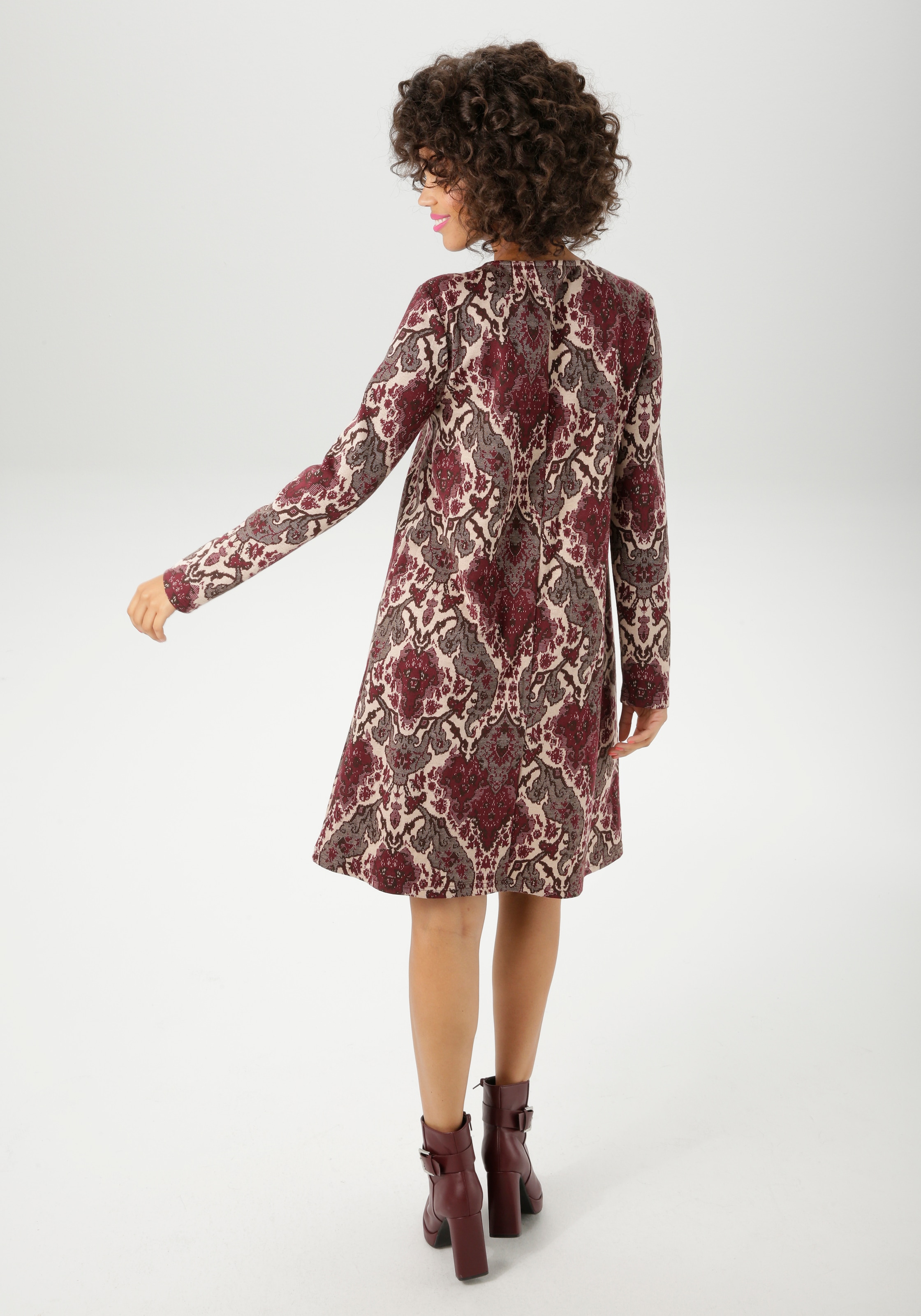 Aniston CASUAL Robe en ligne A mit extravagantem Ornament-Muster - NEUE KOLLEKTION