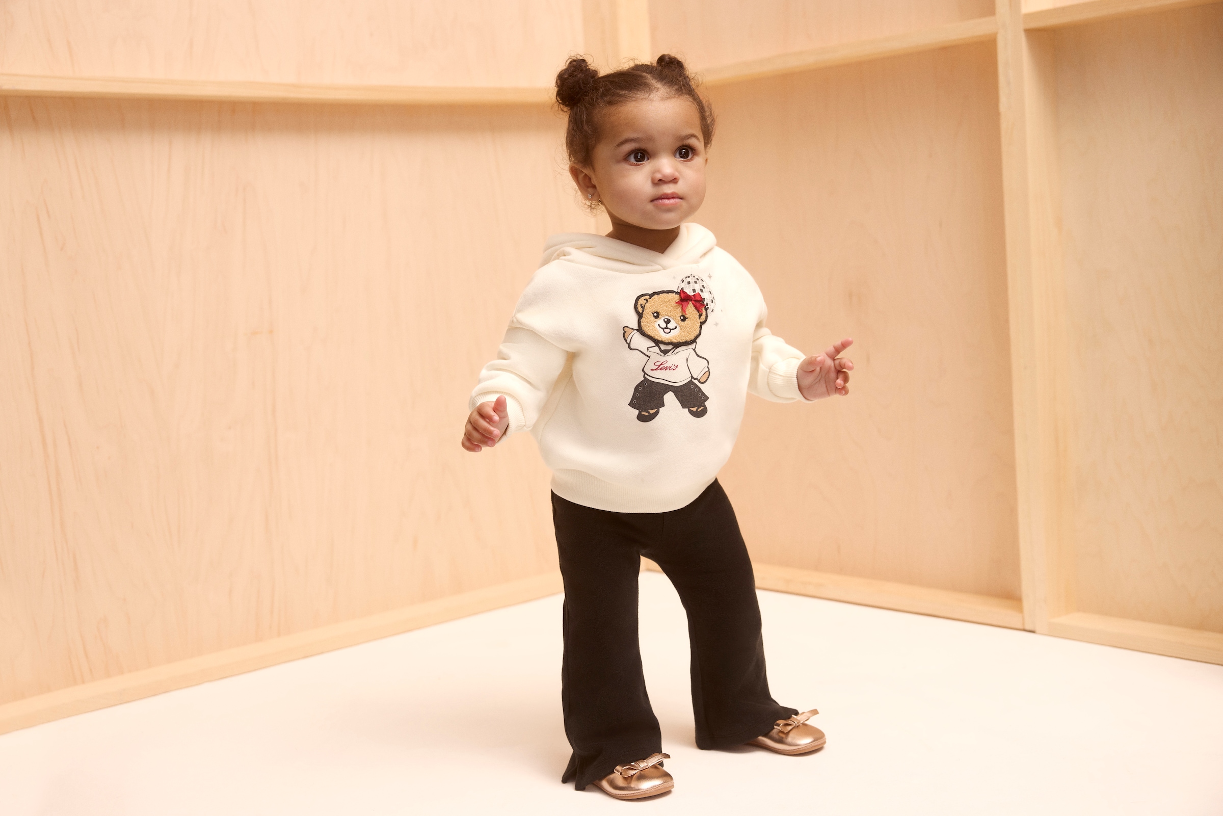 Levi's® Kids Kapuzensweatshirt »LVG LIV GFX HODDY AND FLARE RI«, 2 mit Bärchendesign & Hose - for Girls
