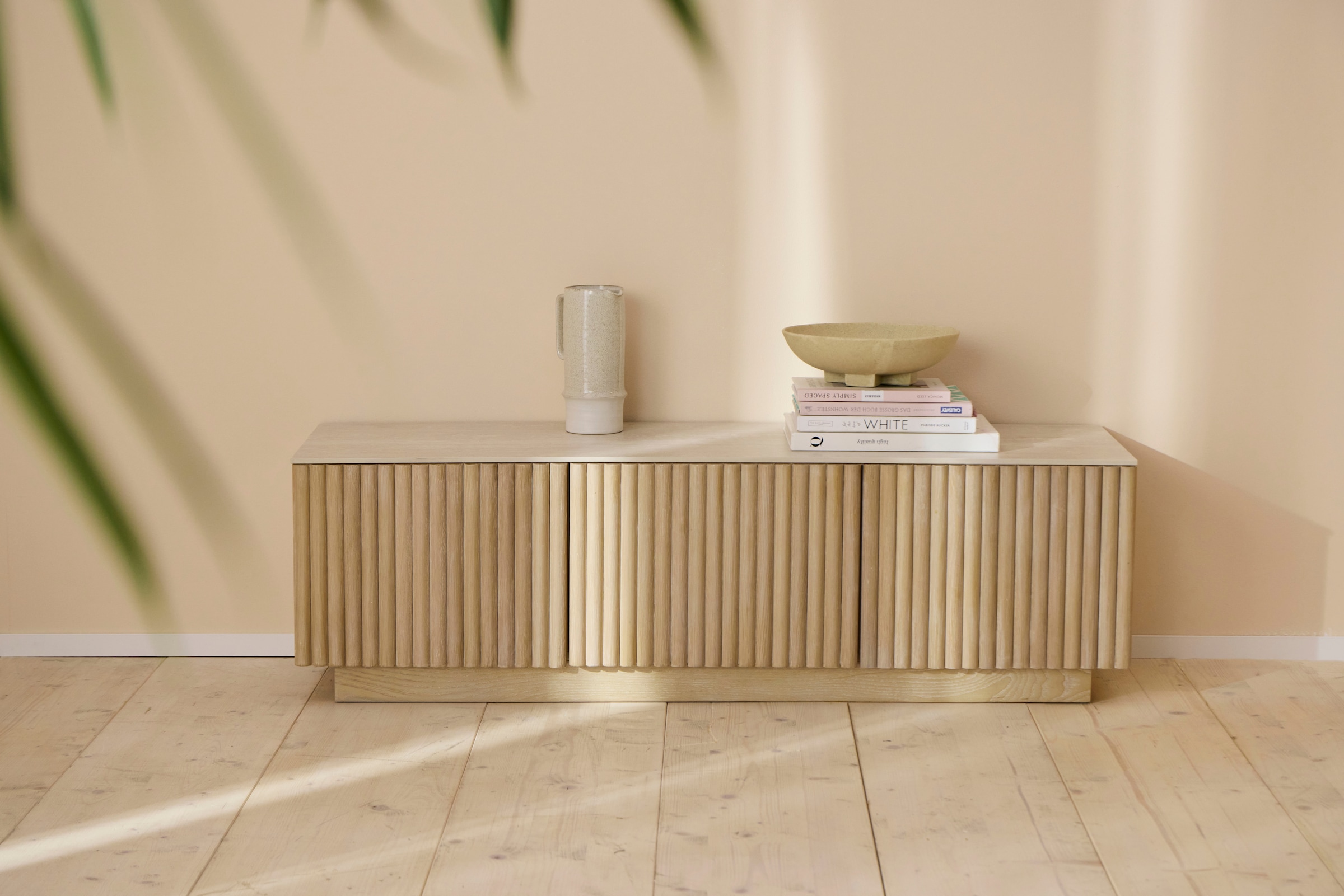 homsy by Ana Johnson Meuble TV »Solva« Holzoptik aus Esche, geriffelte Front, Keramikplatte, Breite 138 cm