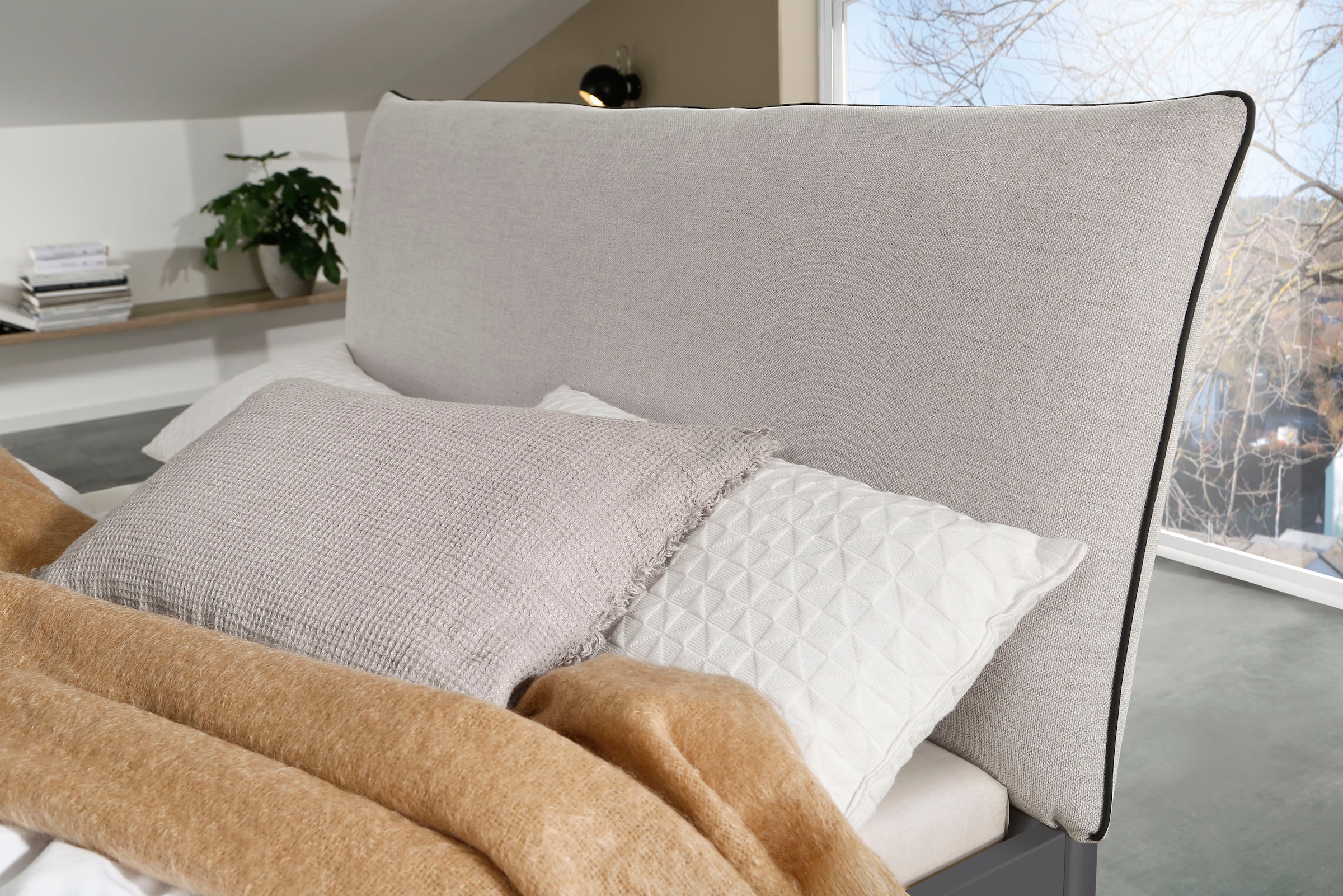 rauch Lit futon »Aditio« tête de lit en tissu tissé avec passepoil contrasté