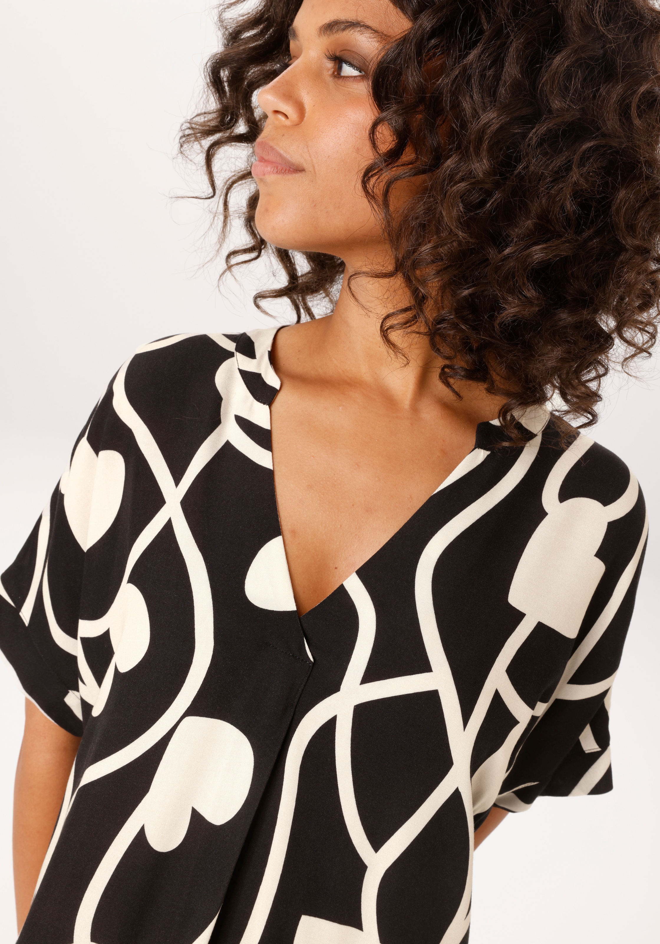 Aniston CASUAL Robe d'été mit Herzen im grafischen Druck und Bordüre am Saum - NEUE KOLLEKTION