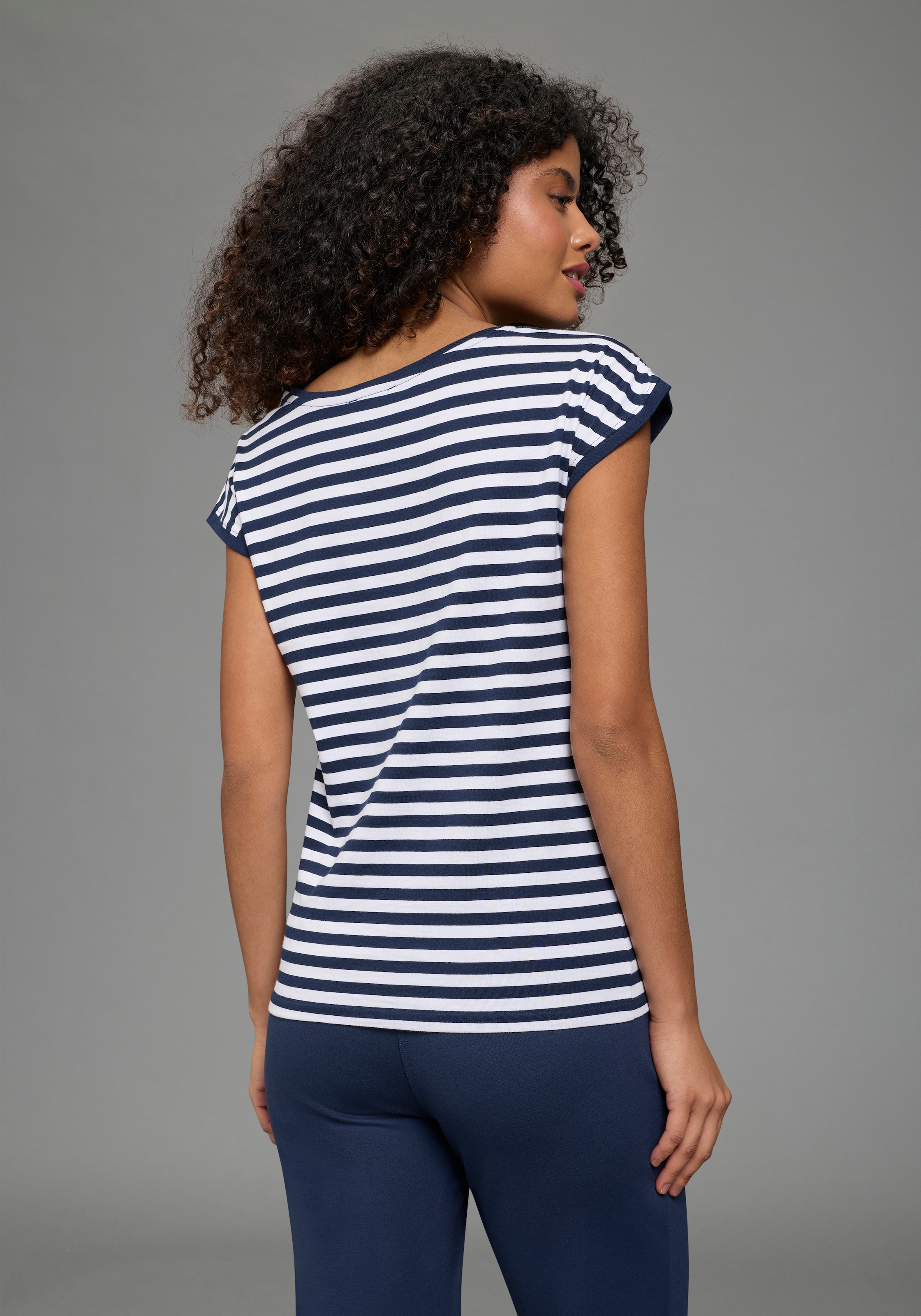 AJC Shirt à col rond figurumspielende Passform, Rundhalsausschnitt mit Blende