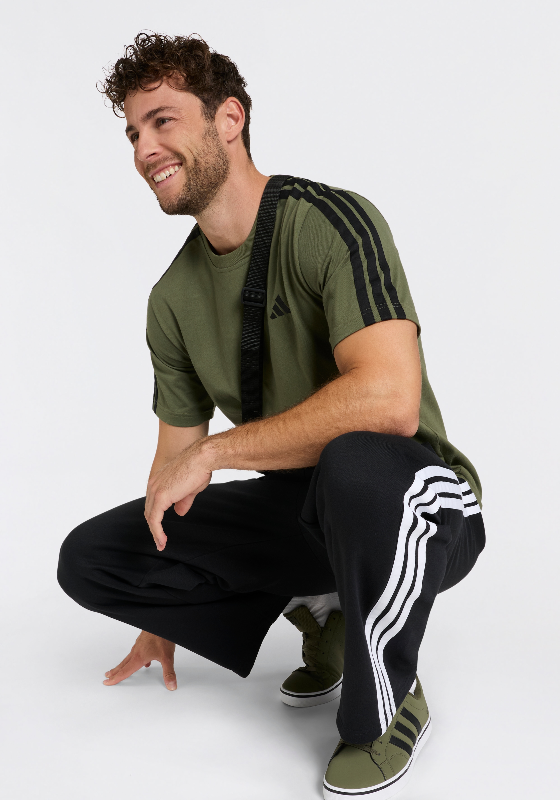 adidas Sportswear Pantalon de sport »ESSENTIALS 3-STREIFEN, OFFENER SAUM«